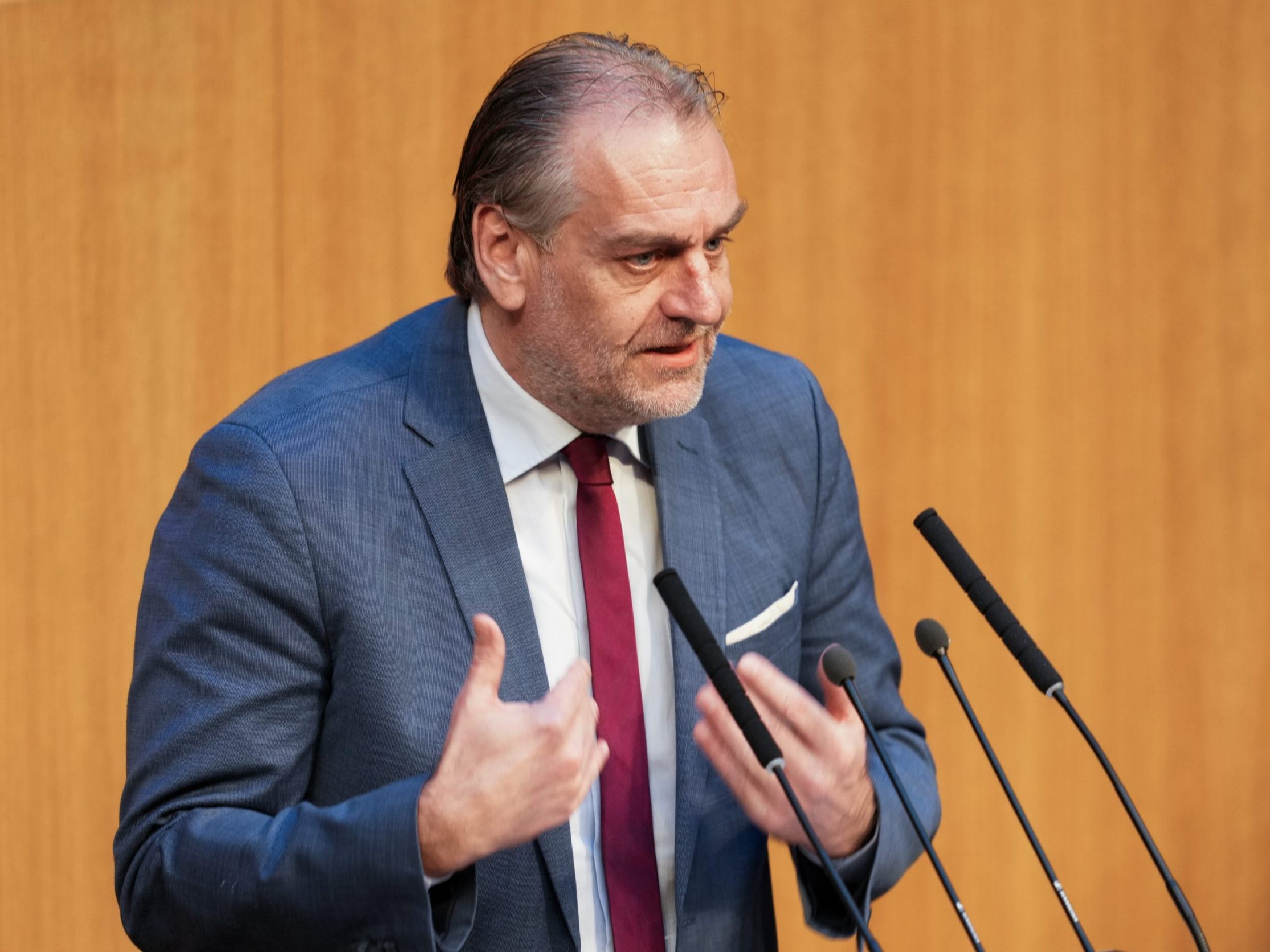 Vergewaltigungswitz von SPÖ-Nationalrat Kollross sorgte für Aufregung. Vergewaltigungswitz von SPÖ-Nationalrat Kollross sorgte für Aufregung.