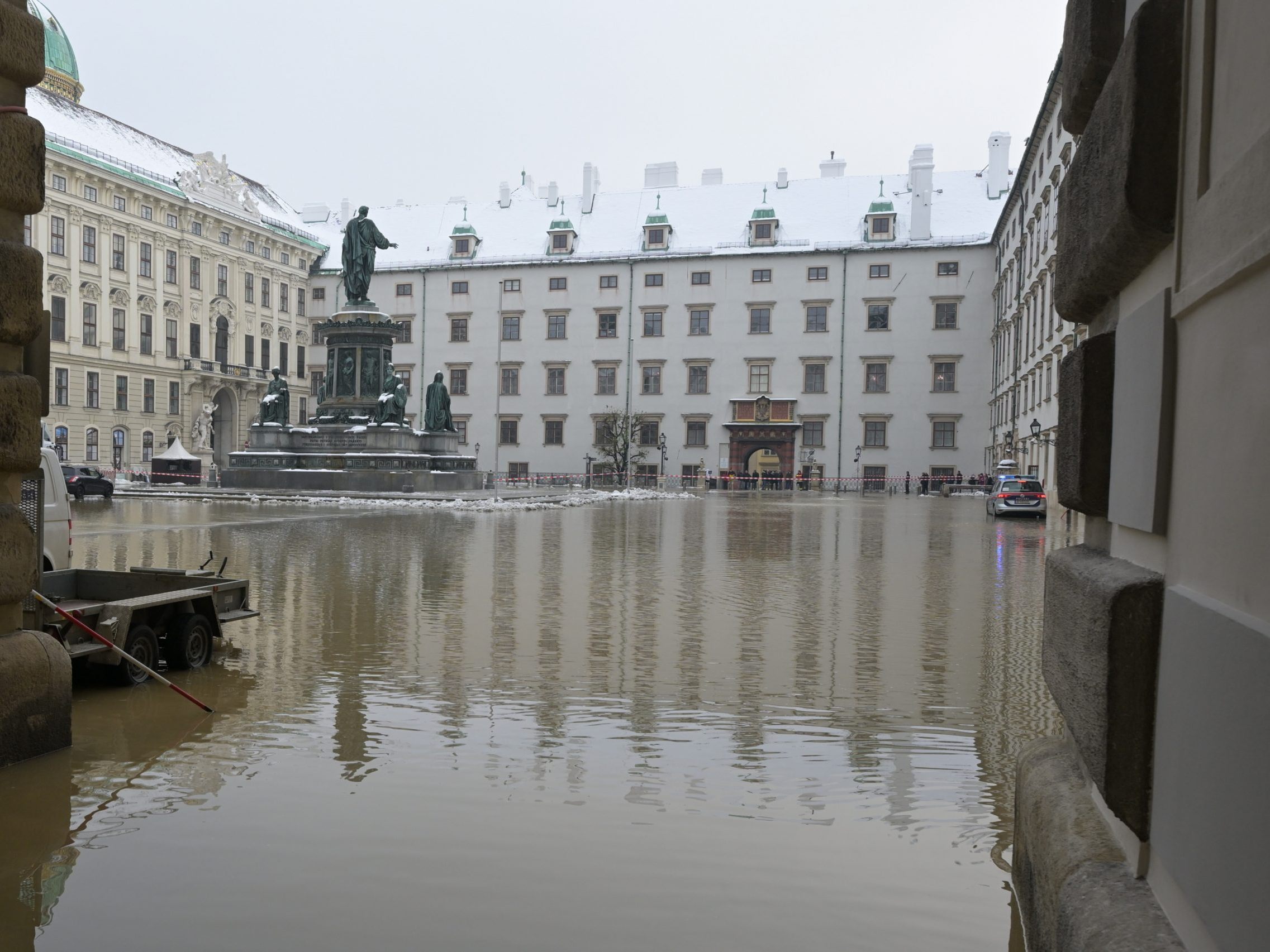 Die Innenhöfe und der Wiener Heldenplatz sind teils geflutet.