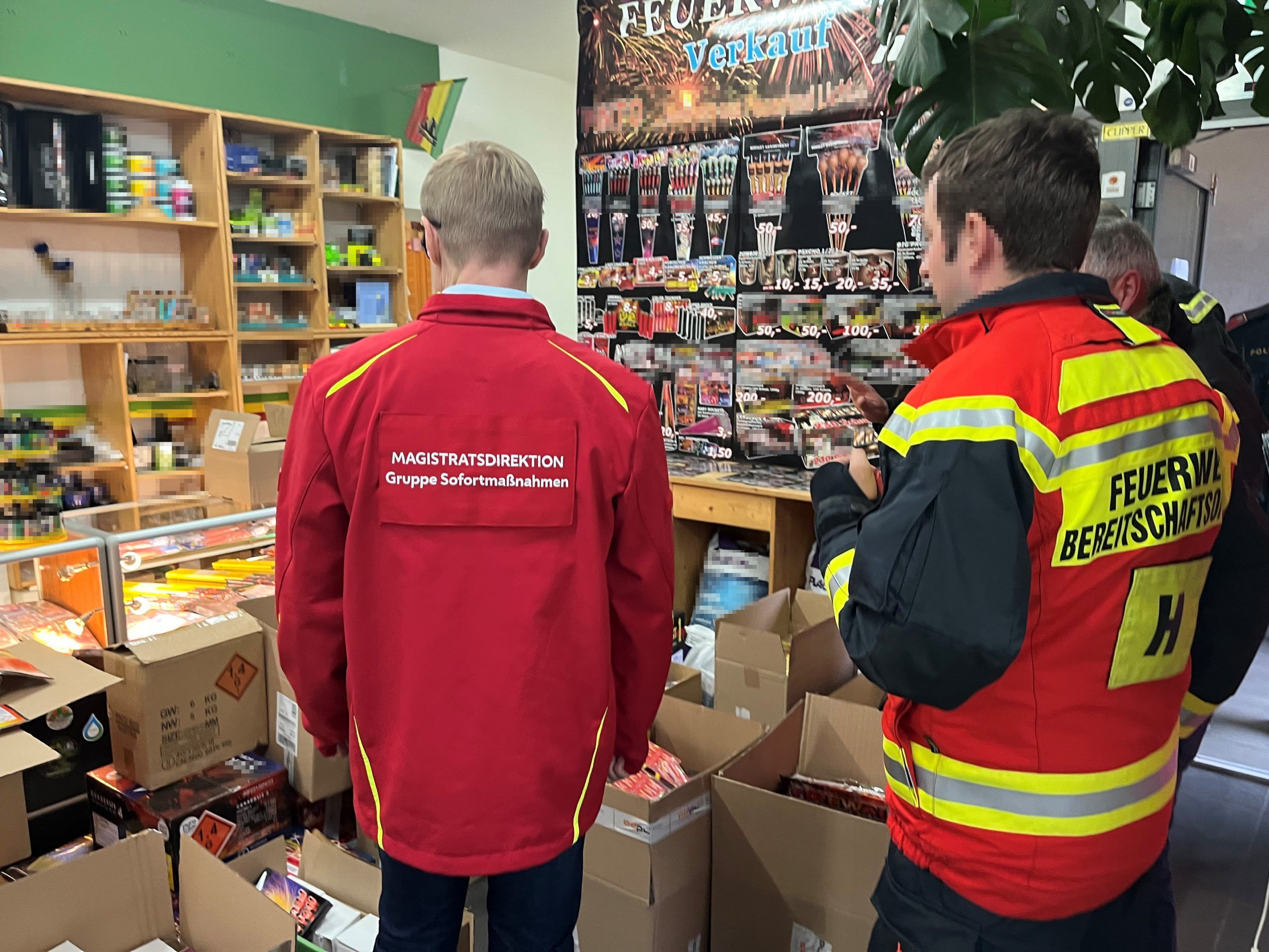 Mehr als 450 Kilo Feuerwerkskörper wurden bei der Kontrolle in Wien-Währing entdeckt. Mehr als 450 Kilo Feuerwerkskörper wurden bei der Kontrolle in Wien-Währing entdeckt.