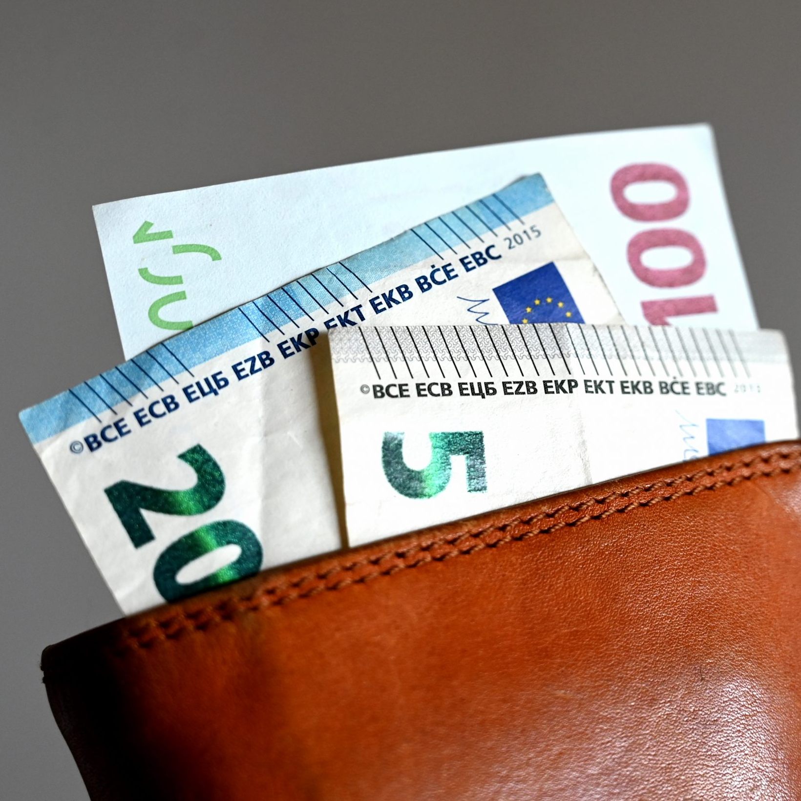 Die AK gibt Tipps, wie Konsumenten mehr Geld im Börserl bleibt.