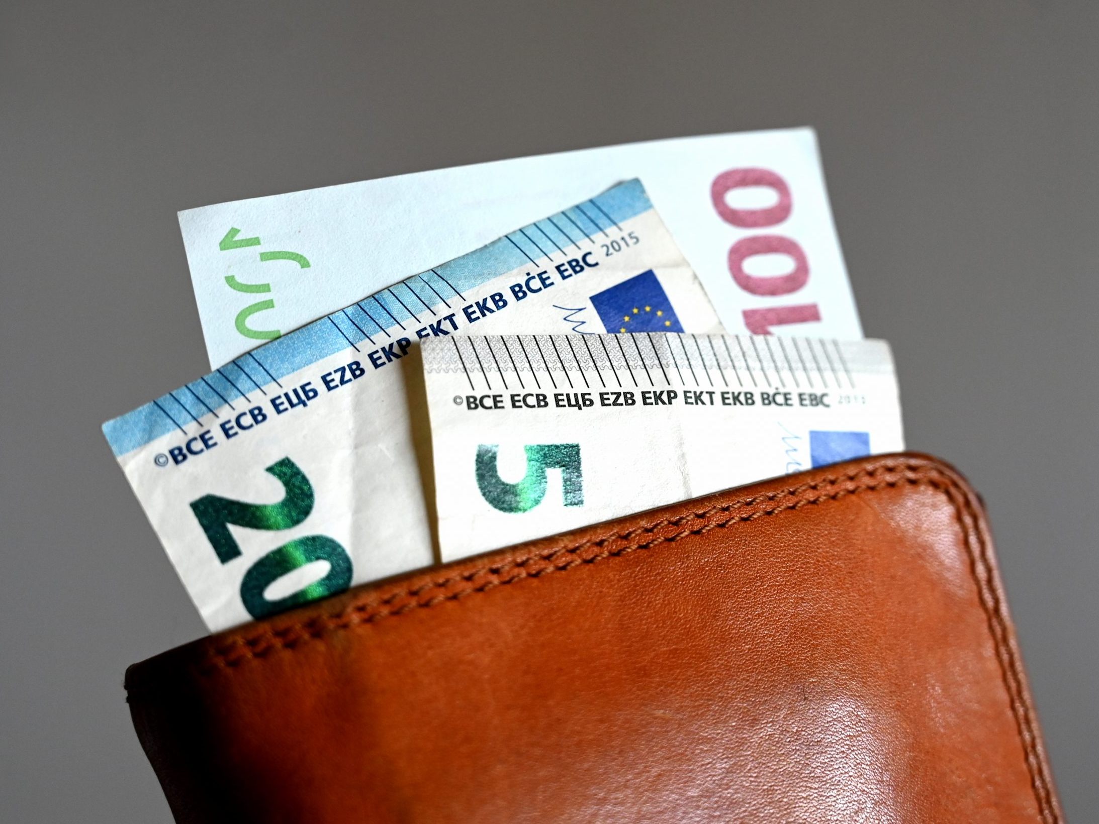 Die AK gibt Tipps, wie Konsumenten mehr Geld im Börserl bleibt.