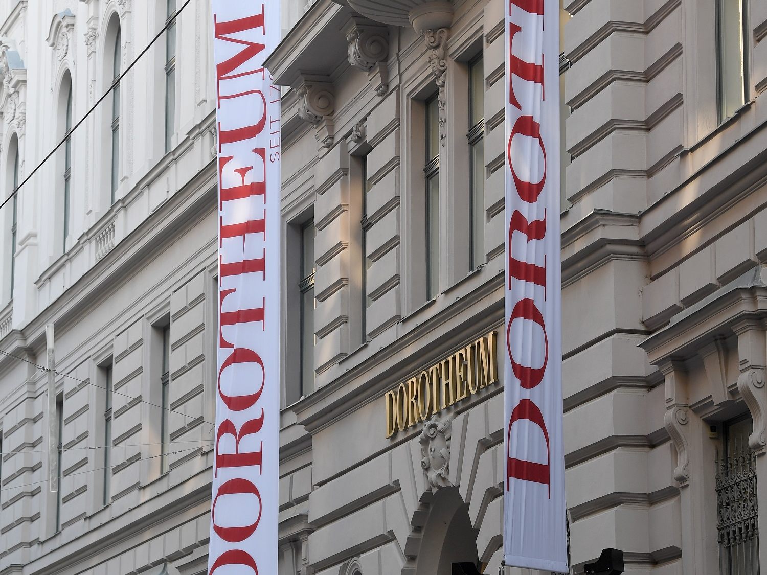 Dorotheum versteigert Klavier von Peter Alexander. Dorotheum versteigert Klavier von Peter Alexander.