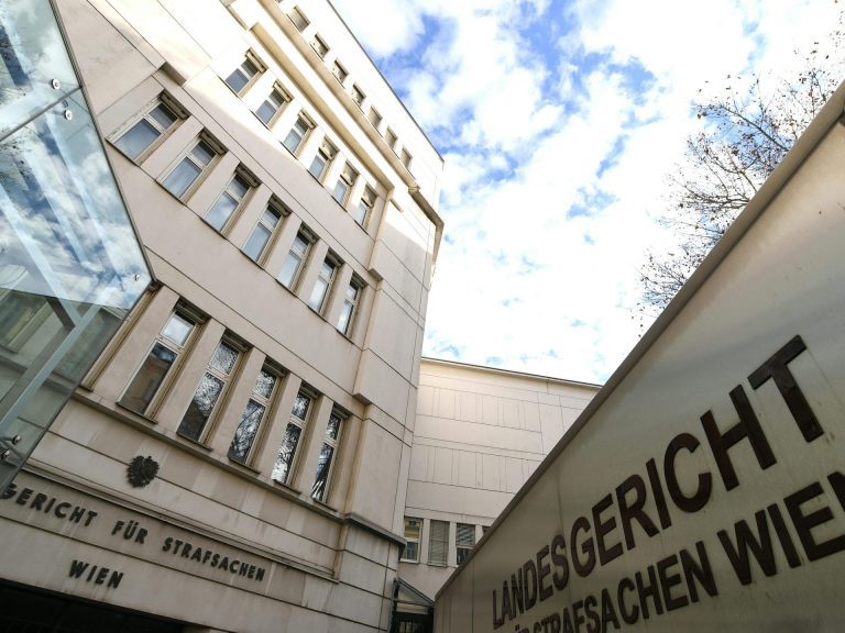 Der Stalker wurde zu 18 Monaten teilbedingter Haft verurteilt. Der Stalker wurde zu 18 Monaten teilbedingter Haft verurteilt.
