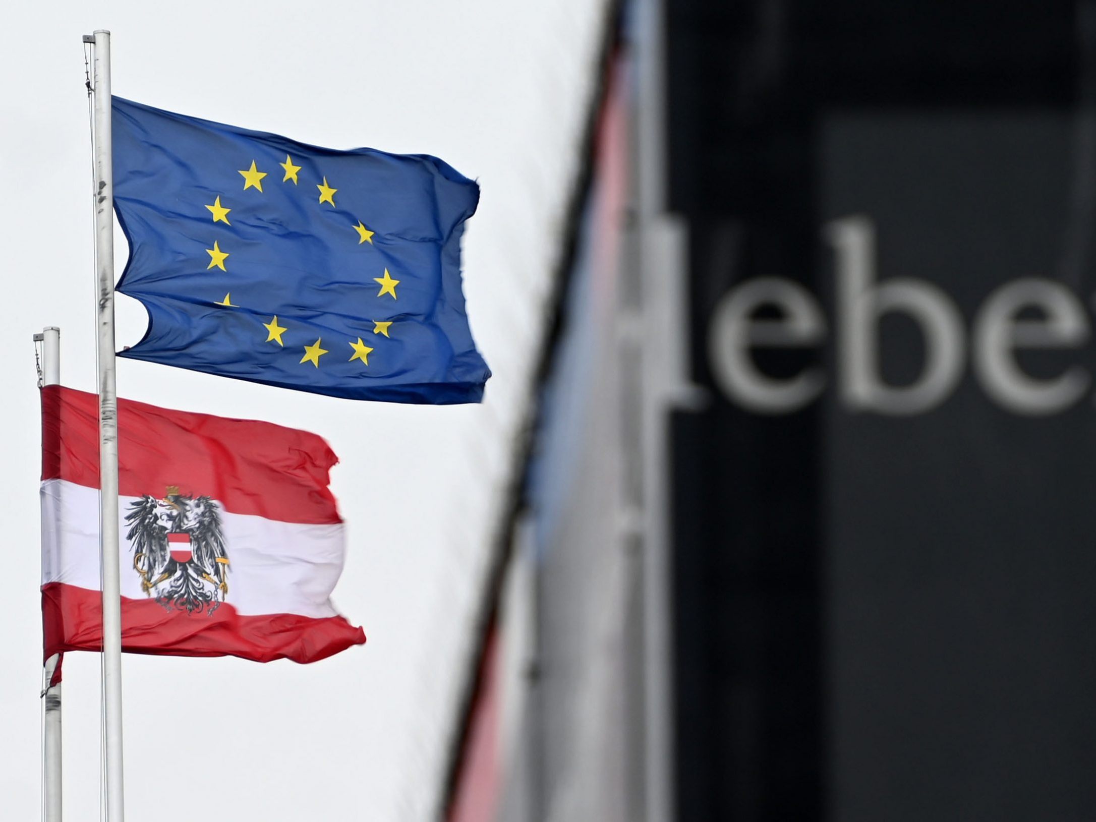 Die Österreicher stehen der EU besonders ablehnend gegenüber. Die Österreicher stehen der EU besonders ablehnend gegenüber.