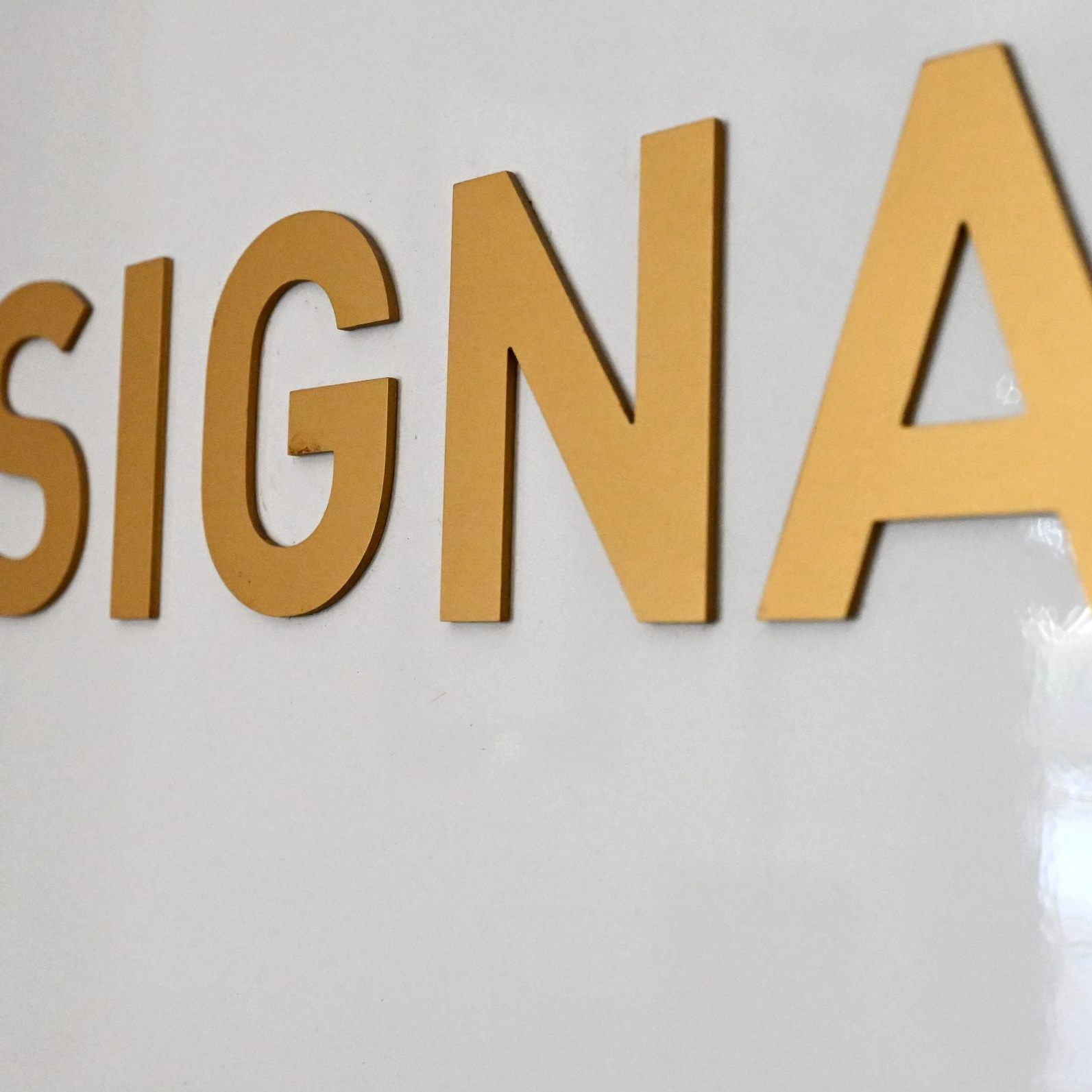 Mubadala fordert eine Milliardensumme von Signa zurück.