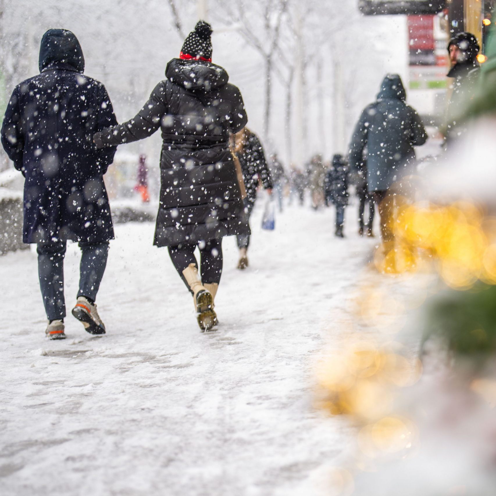 In mehreren Städten werden am zweiten Einkaufssamstag Warnstreiks und Demos im Handel abgehalten.