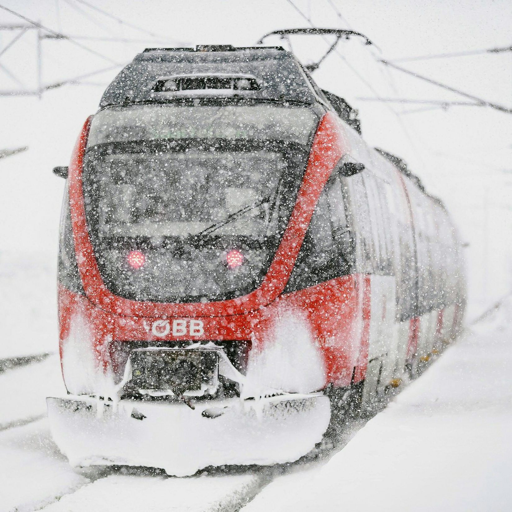 Kommt es durch den Schneefall zu Zug-Ausfällen oder -massiven Verspätungen, gibt es bei ÖBB und Westbahn eine Kostenrückerstattung.