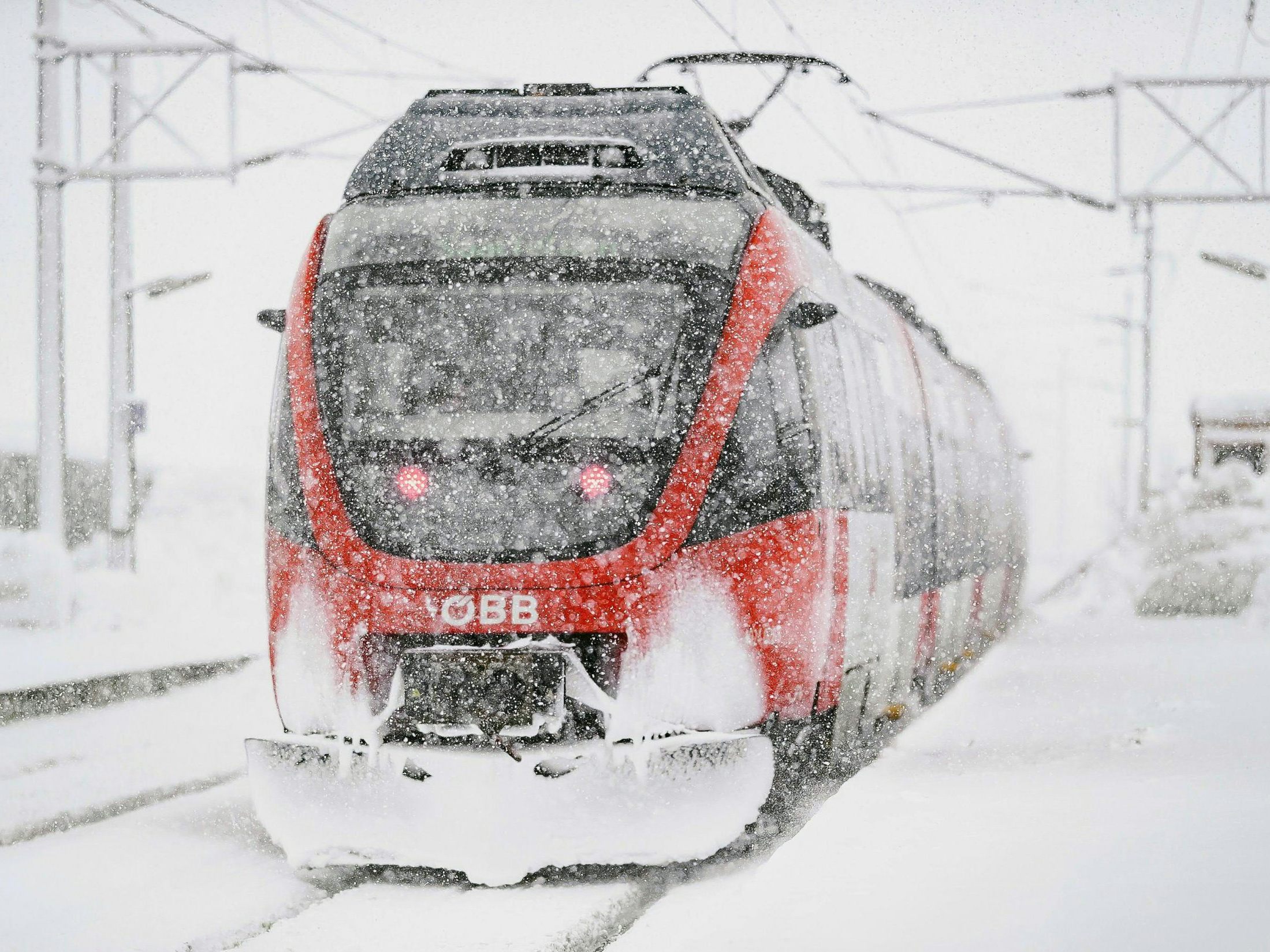 Kommt es durch den Schneefall zu Zug-Ausfällen oder -massiven Verspätungen, gibt es bei ÖBB und Westbahn eine Kostenrückerstattung.