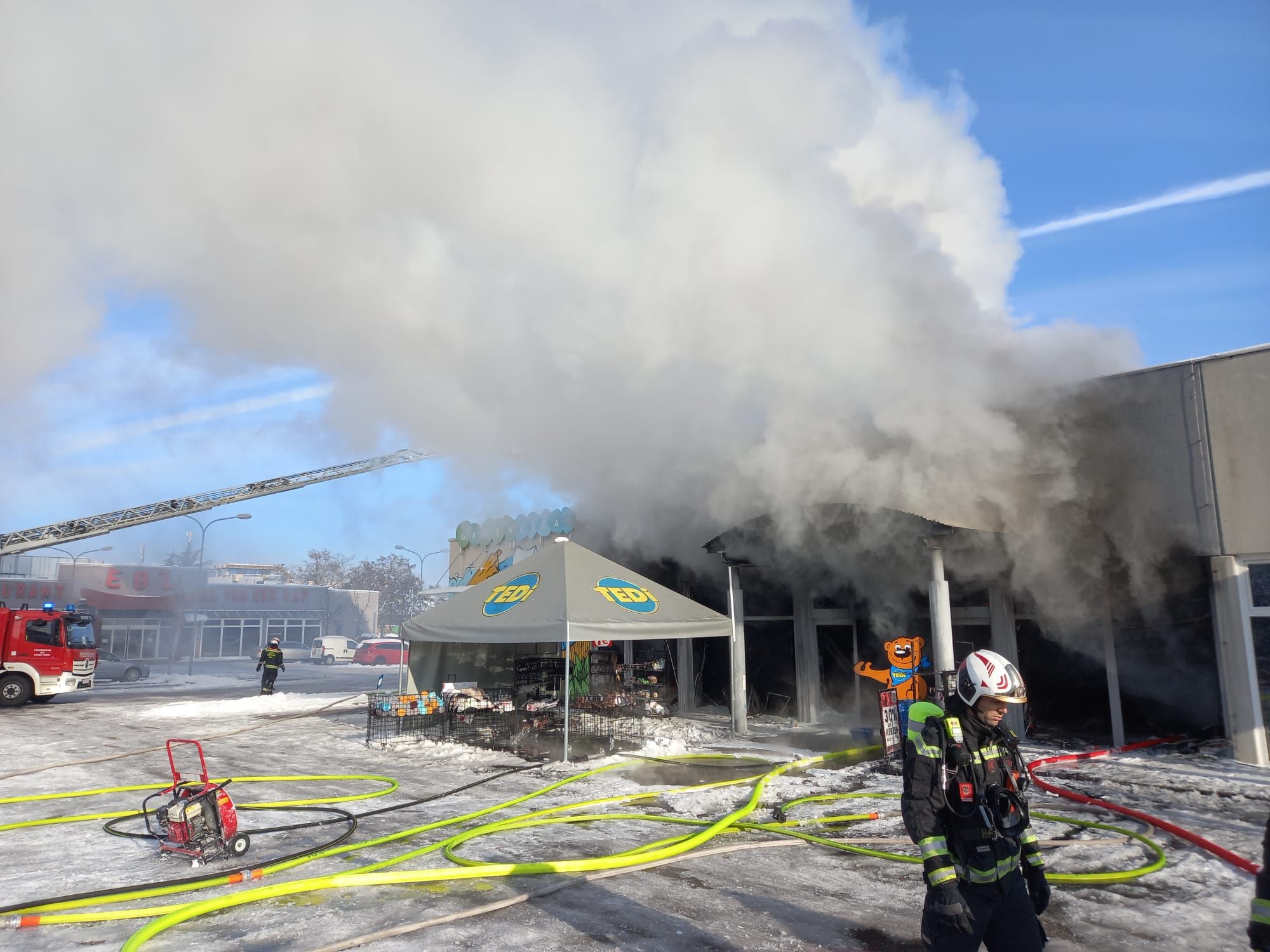 Die Polizei ermittelt nach dem Feuer in einem Wiener Discounter wegen Brandstiftung. Die Polizei ermittelt nach dem Feuer in einem Wiener Discounter wegen Brandstiftung.