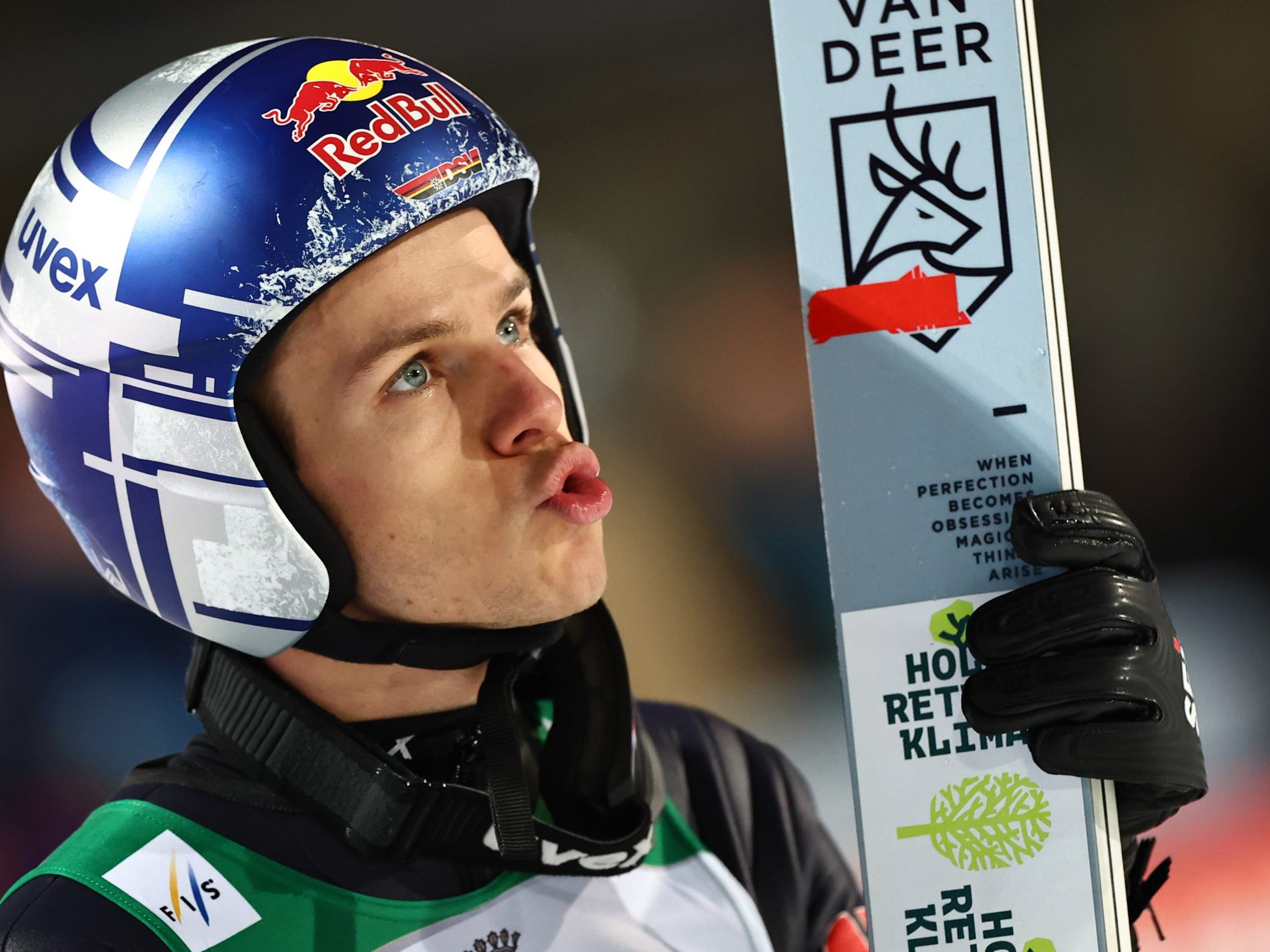 War Anzug des Deutschen in der Qualifikation von Oberstdorf regelkonform? War Anzug des Deutschen in der Qualifikation von Oberstdorf regelkonform?