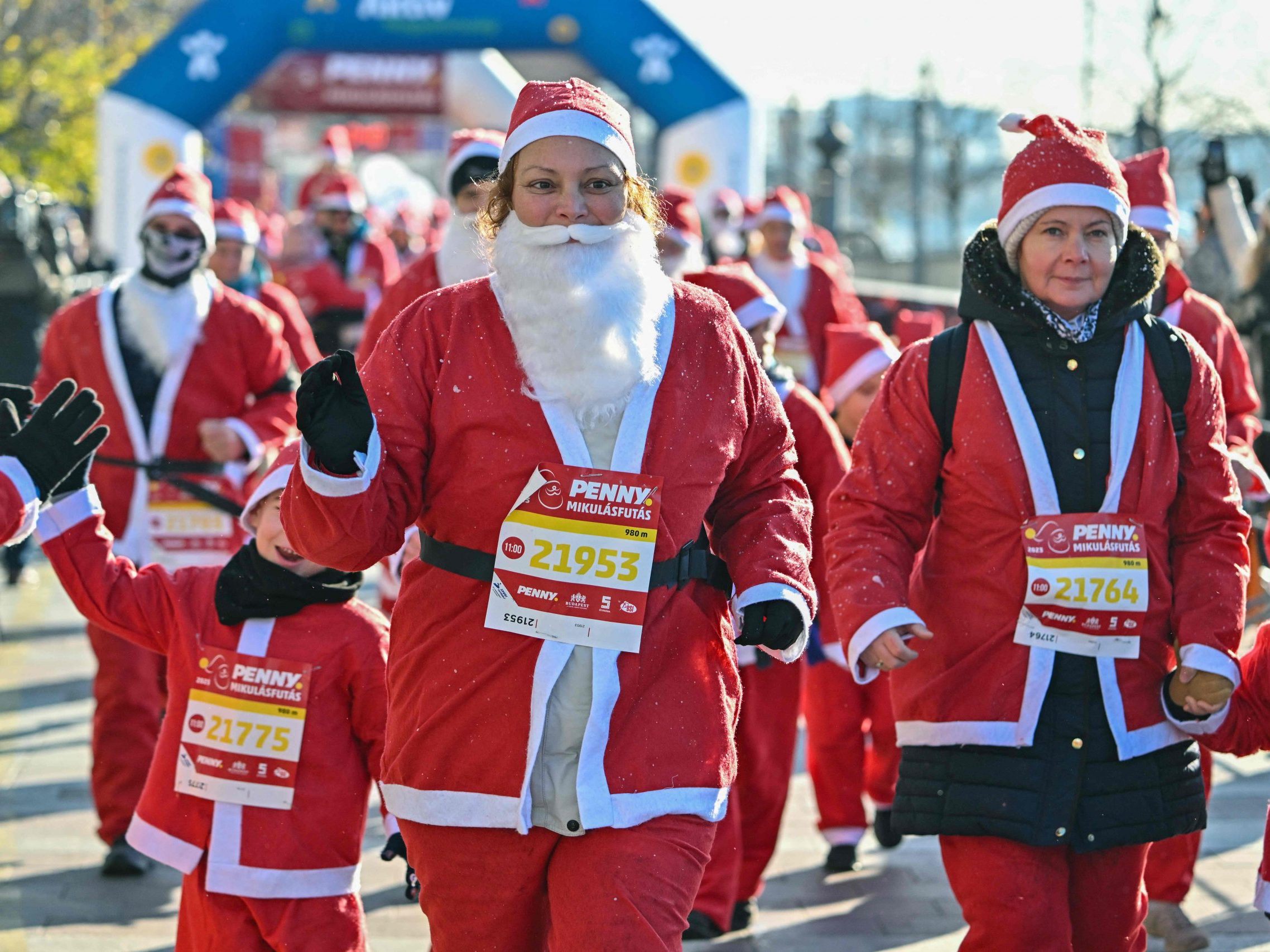 Traditioneller Weihnachtsmannlauf in Budapest.