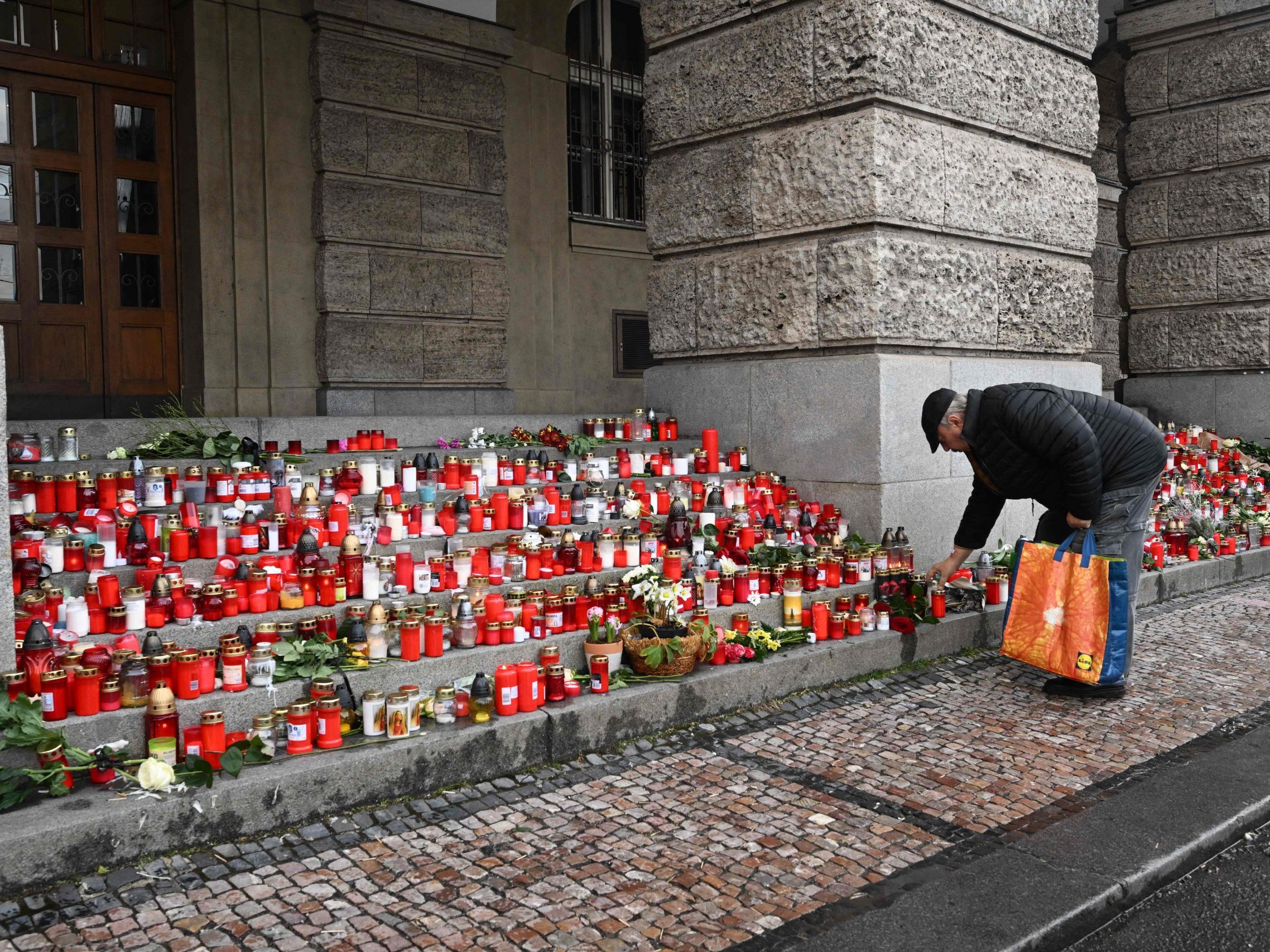 Eine Wiener Pfarre trauert nach dem Amoklauf in Prag um einen Oberministranten. Eine Wiener Pfarre trauert nach dem Amoklauf in Prag um einen Oberministranten.