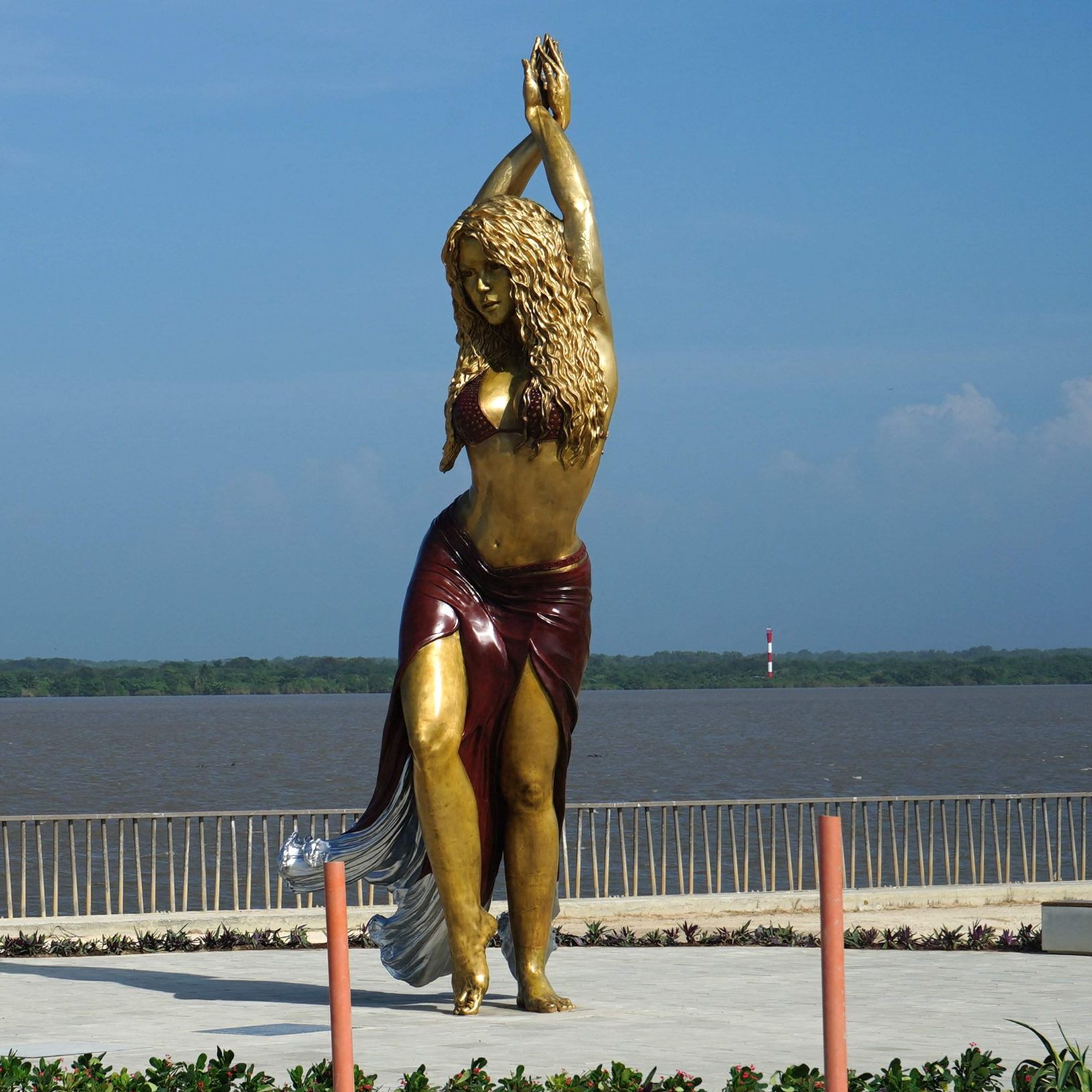 Kolumbien enthüllte eine 6,5 Meter große Shakira-Statue.