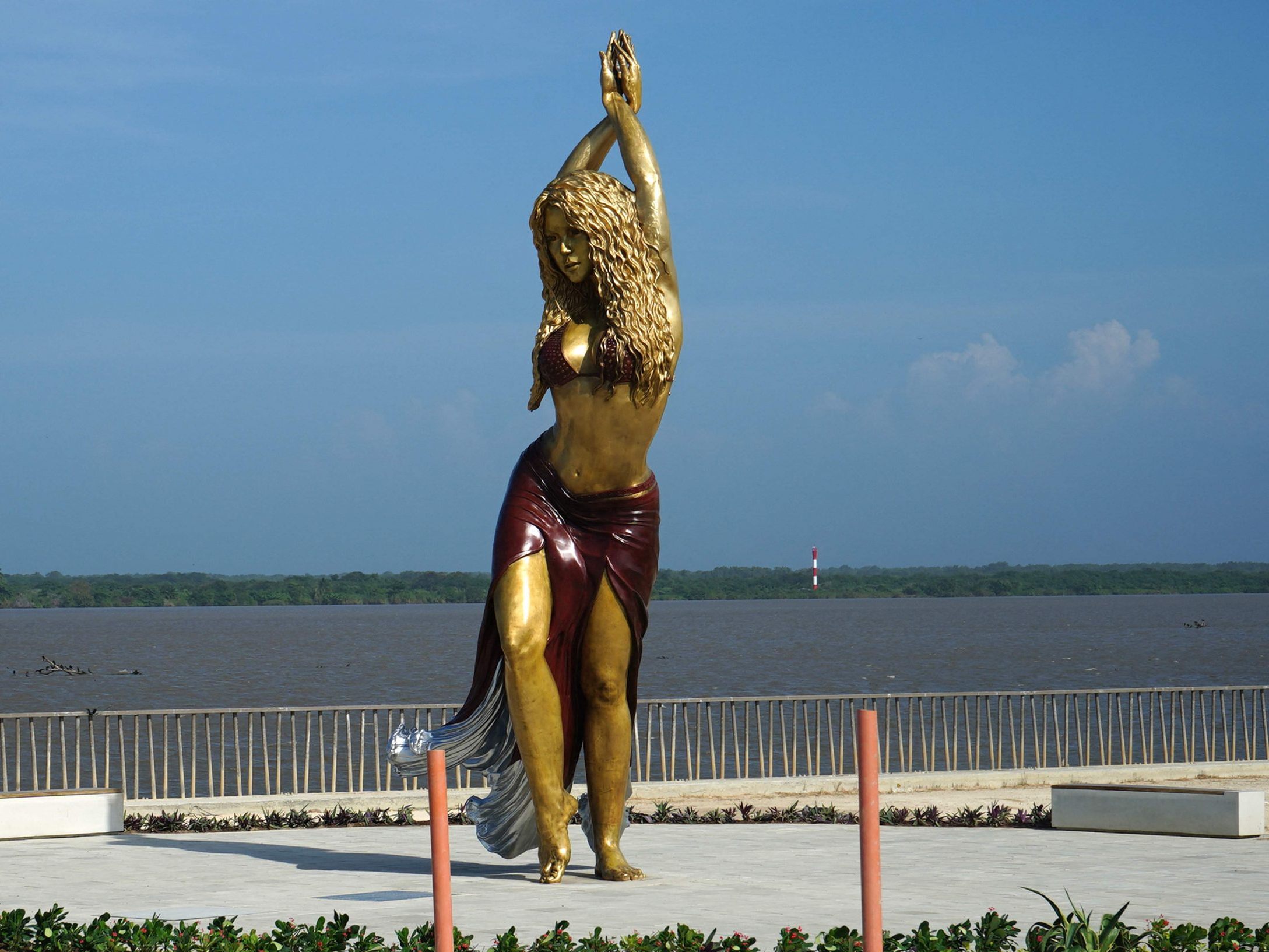 Kolumbien enthüllte eine 6,5 Meter große Shakira-Statue. Kolumbien enthüllte eine 6,5 Meter große Shakira-Statue.