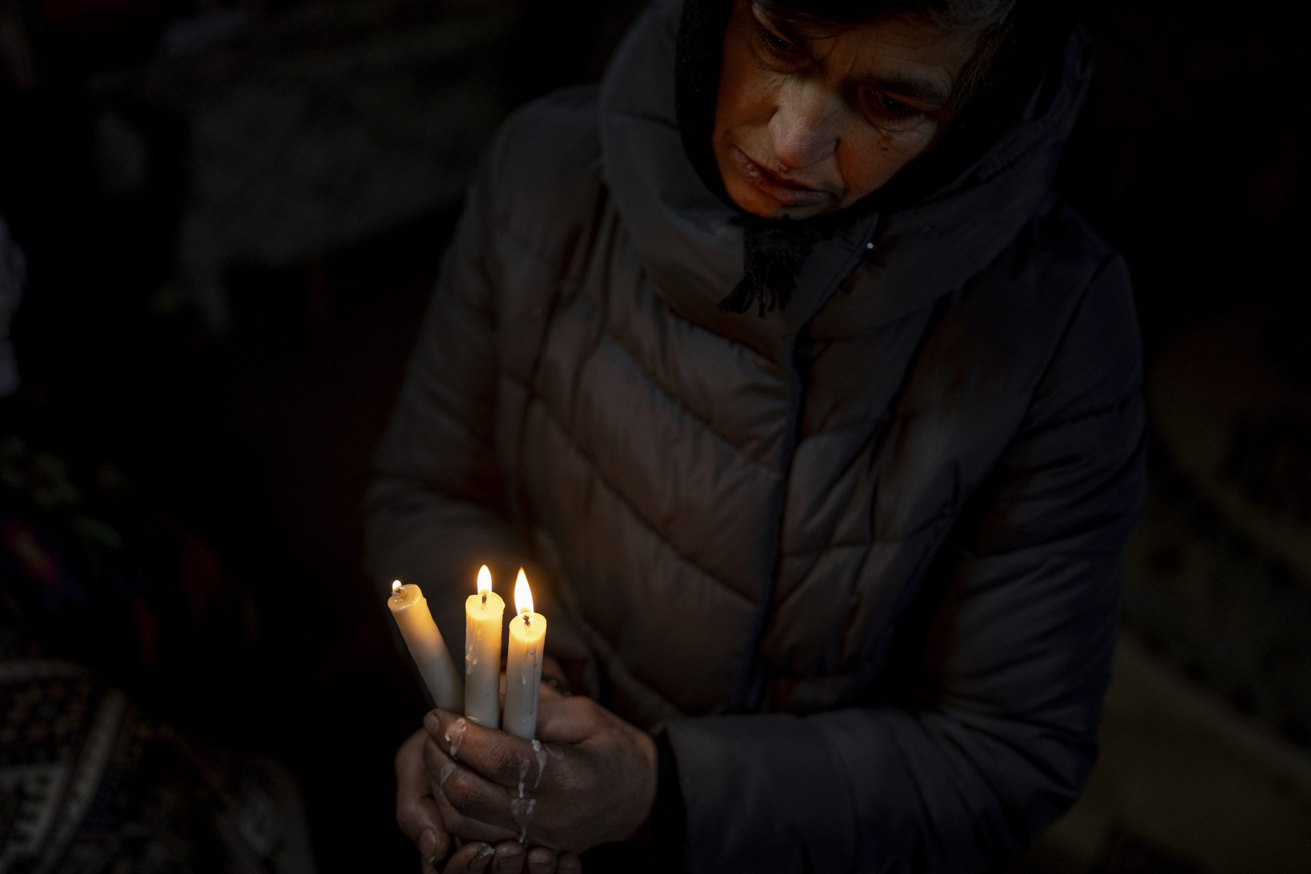 Eine Frau in der Ukraine betet während einer Weihnachtsfeier in einer Kirche. Eine Frau in der Ukraine betet während einer Weihnachtsfeier in einer Kirche.