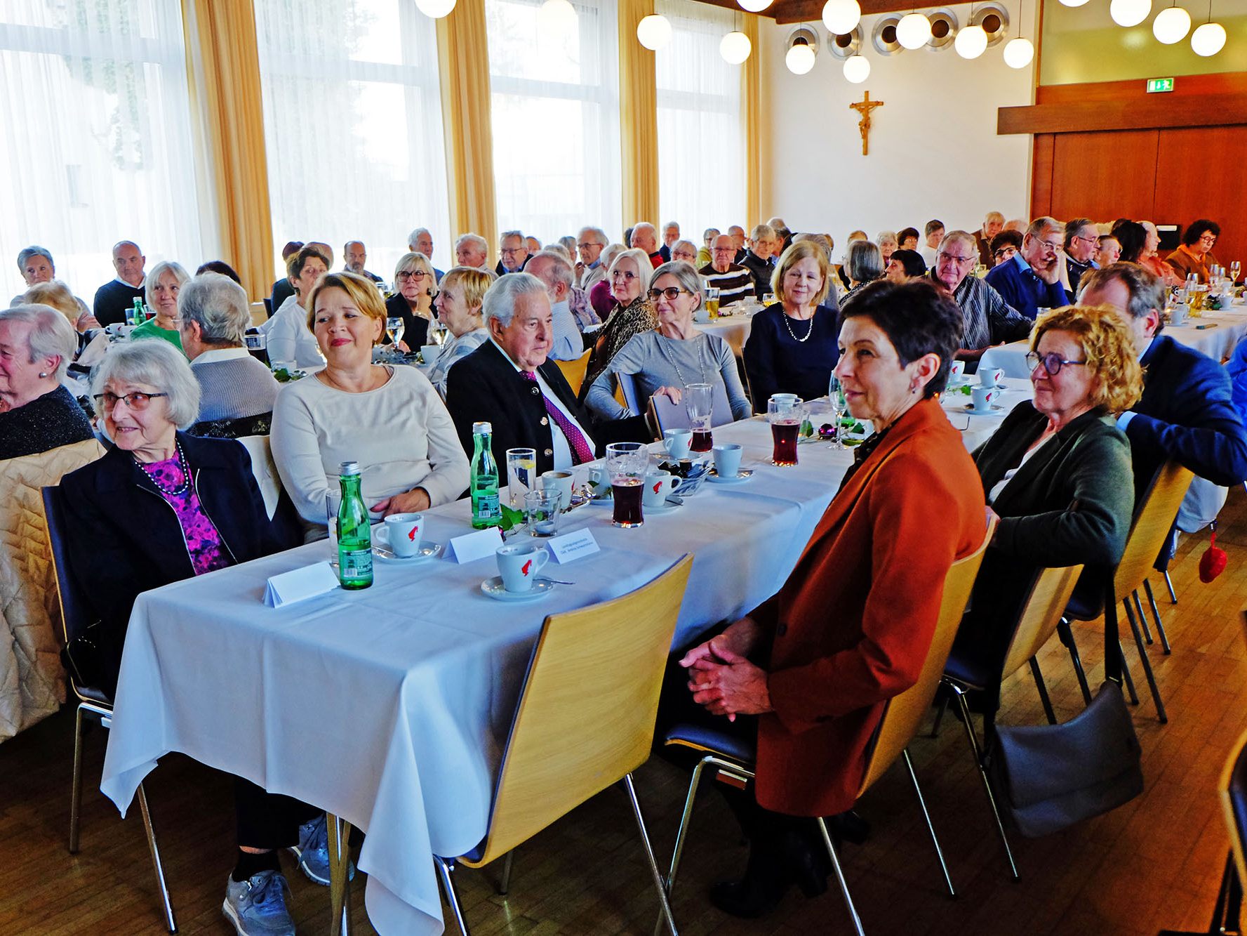 Mitglieder von VORARLBERG 50plus und die Ehrengäste freuten sich über die gelungene Adventfeier. Mitglieder von VORARLBERG 50plus und die Ehrengäste freuten sich über die gelungene Adventfeier.