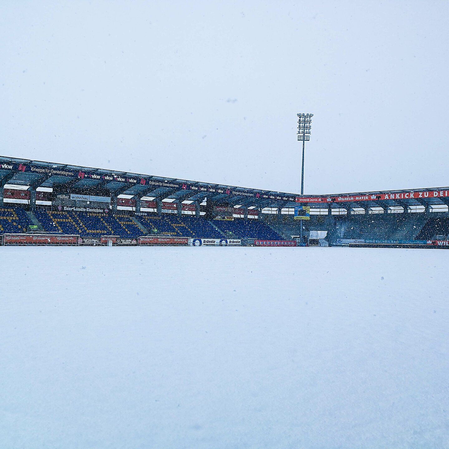 Der Schnee am Spielfeld im Altacher Stadion macht ein Spiel am morgigen Sonntag unmöglich.