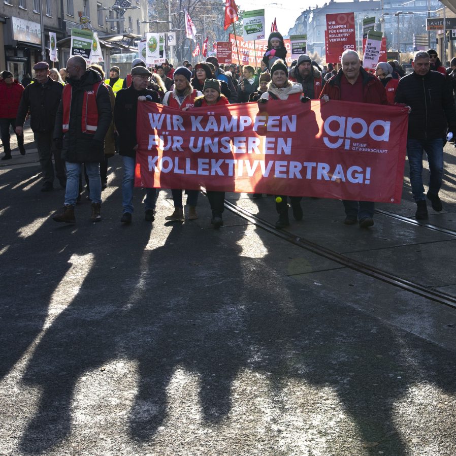 Die Gewerkschaft machte eine Kundgebung am Wiener Reumannplatz.
