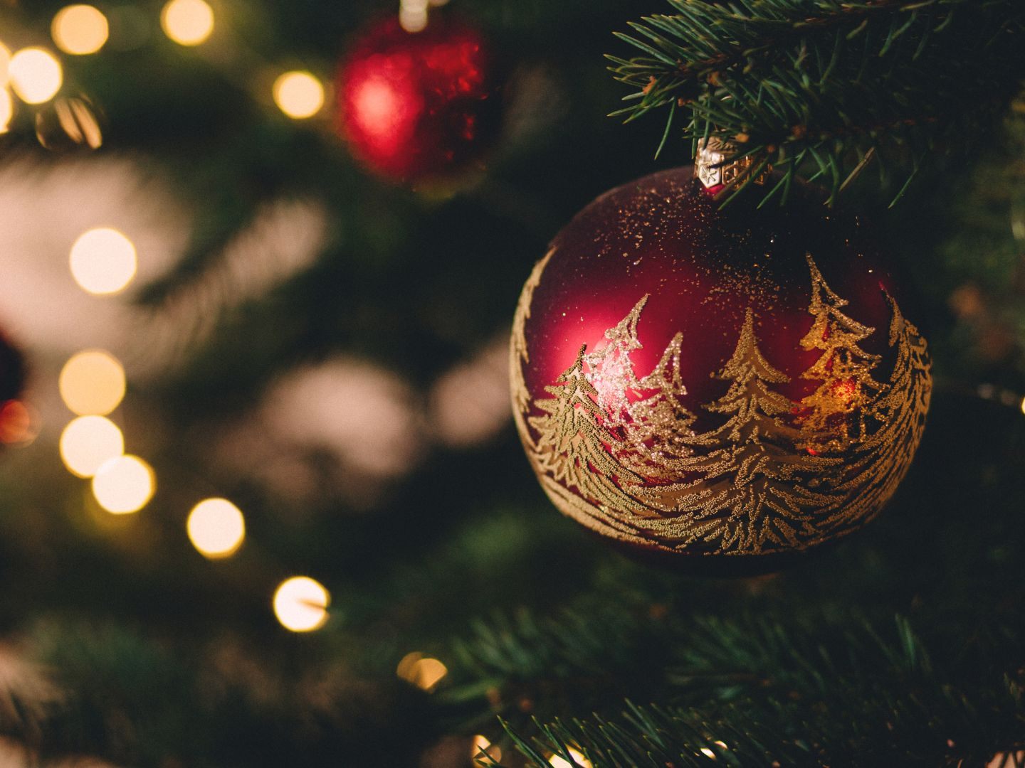 Den Christbaum zu schmücken hat eine lange Tradition. Den Christbaum zu schmücken hat eine lange Tradition.