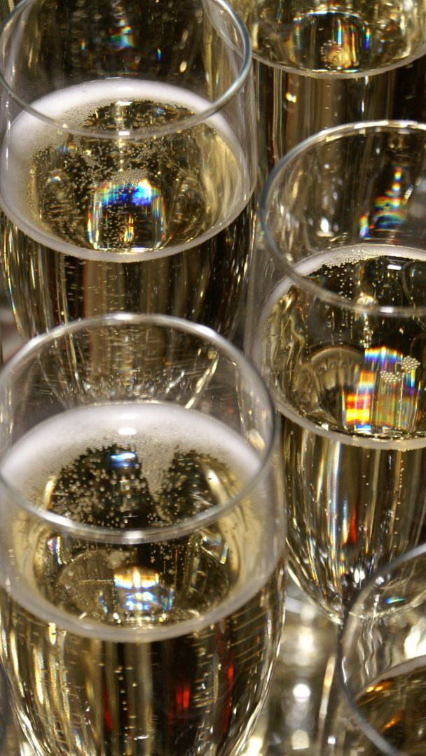 Es wird weniger Champagner, Sekt und Frizzante in den Supermärkten verkauft.