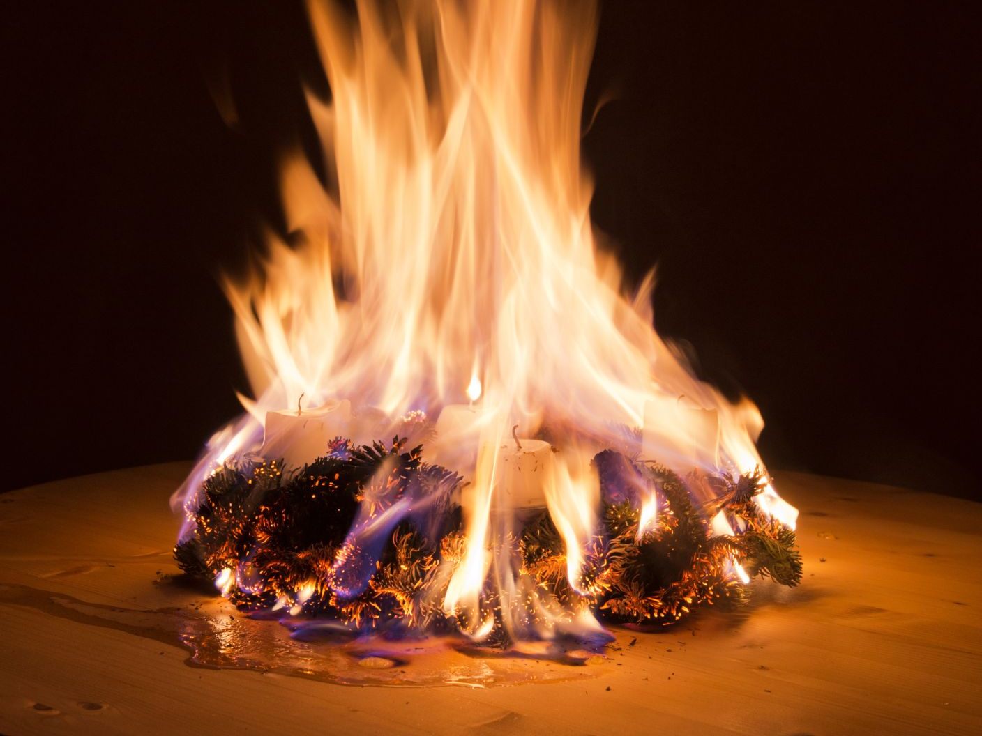 Im Bezirk Mistelbach stand zu Heilig Abend ein Adventkranz in Flammen. Im Bezirk Mistelbach stand zu Heilig Abend ein Adventkranz in Flammen.