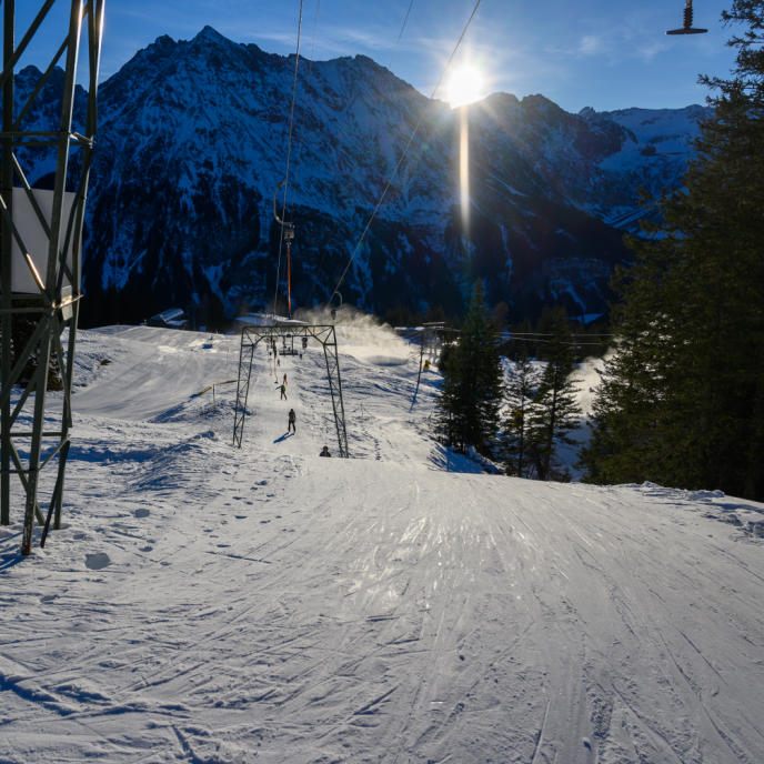 Das Angebot reicht von familienfreundlichen Themenwegen bis hin zu anspruchsvollen Klettertouren.