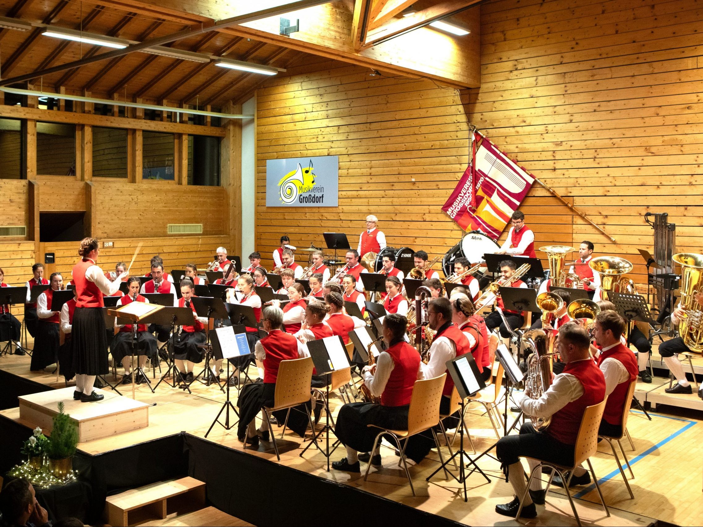 50 Großdorfer Musikantinnen und Musikanten boten ein begeisterndes Jahreskonzert. 50 Großdorfer Musikantinnen und Musikanten boten ein begeisterndes Jahreskonzert.