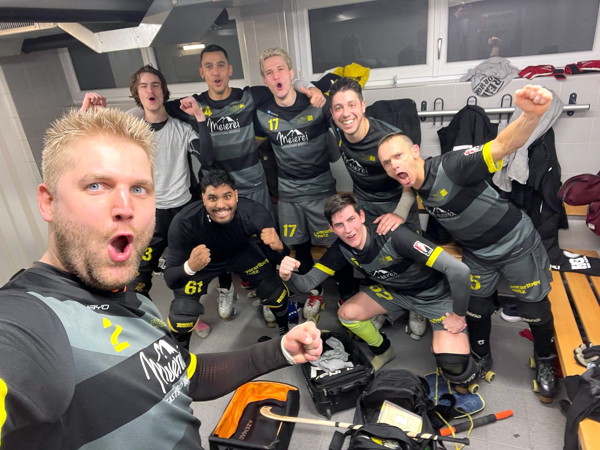 Großer Jubel herrschte in der Kabine beim RHC Dornbirn nach dem Sieg gegen Vordemwald.