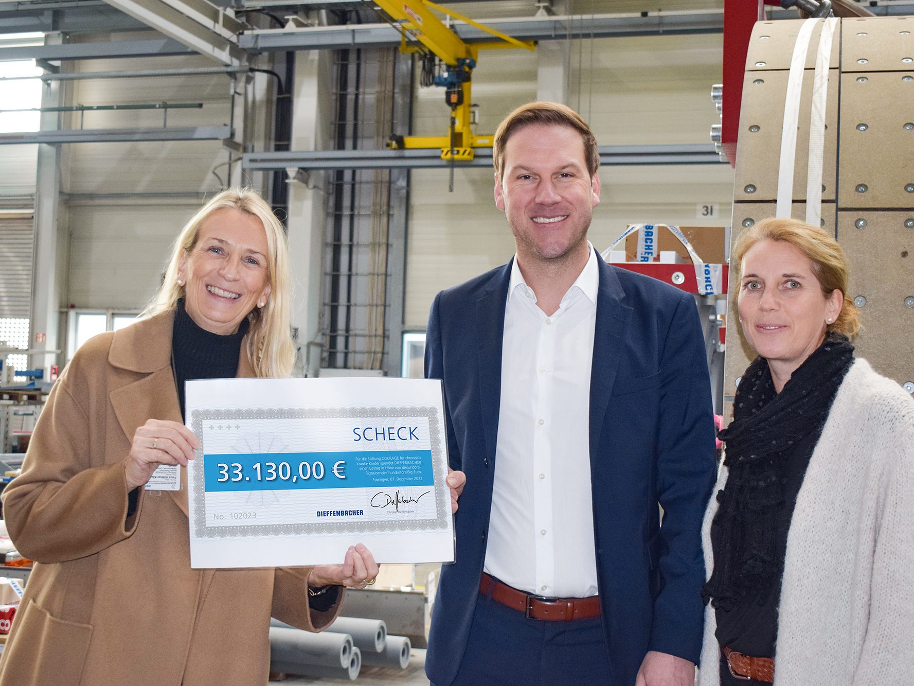 COURAGE-Vorstandsvorsitzende Petra Köllner-Kleinemeier (links) und Stiftungsreferentin Saskia Walker (rechts) freuen sich über die Spendensumme in Höhe von 33.130 Euro, die DIEFFENBACHER-CEO Christian Dieffenbacher ihnen im Namen der Jubiläumsgäste überreicht.