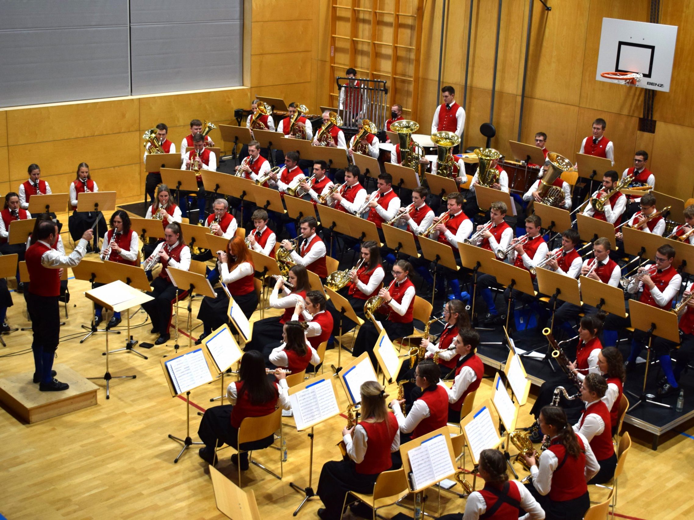 76 Lingenauer Musikanten und Musikantinnen boten einen interessanten Konzertabend. 76 Lingenauer Musikanten und Musikantinnen boten einen interessanten Konzertabend.