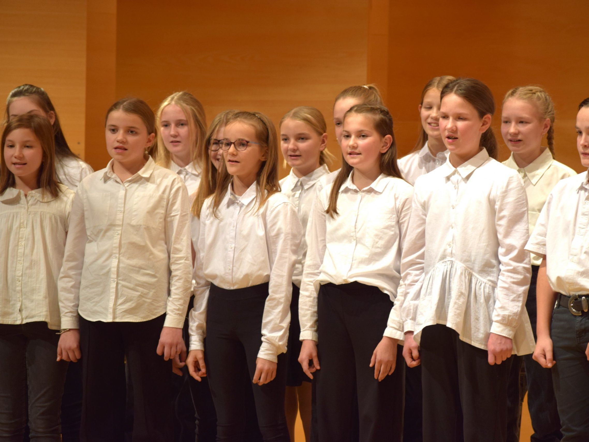 Mittelschüler und Gymnasiasten gestalten gemeinsam eine vorweihnachtliche Feierstunde. Mittelschüler und Gymnasiasten gestalten gemeinsam eine vorweihnachtliche Feierstunde.