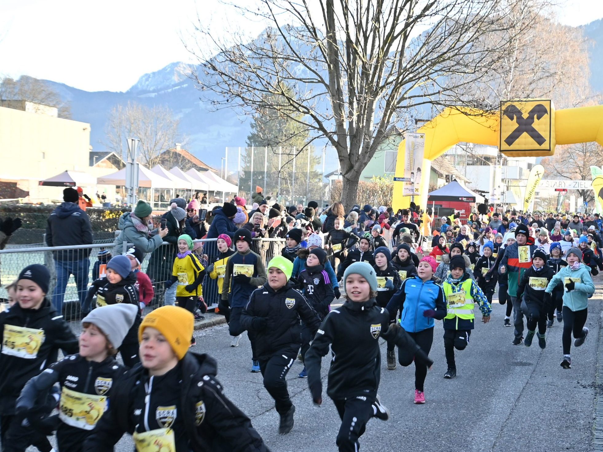 Bereits zum Auftakt des diesjährigen Silvesterlaufs drängten sich zahlreiche Jungsportler auf die Rundstrecke.