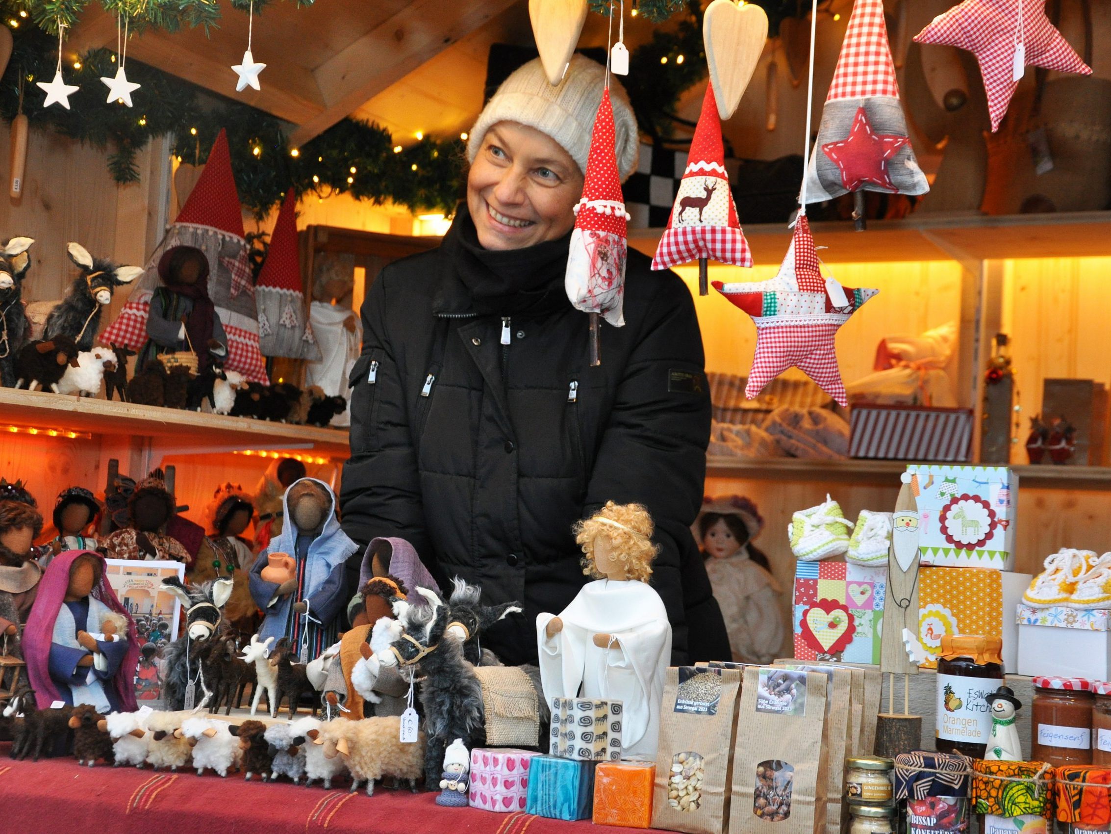 Noch bis Weihnachten ist Natalie Mossmann in ihrem Wissen macht Stark-Hüttle am Dornbirner Christkindlemarkt anzutreffen. Noch bis Weihnachten ist Natalie Mossmann in ihrem Wissen macht Stark-Hüttle am Dornbirner Christkindlemarkt anzutreffen.