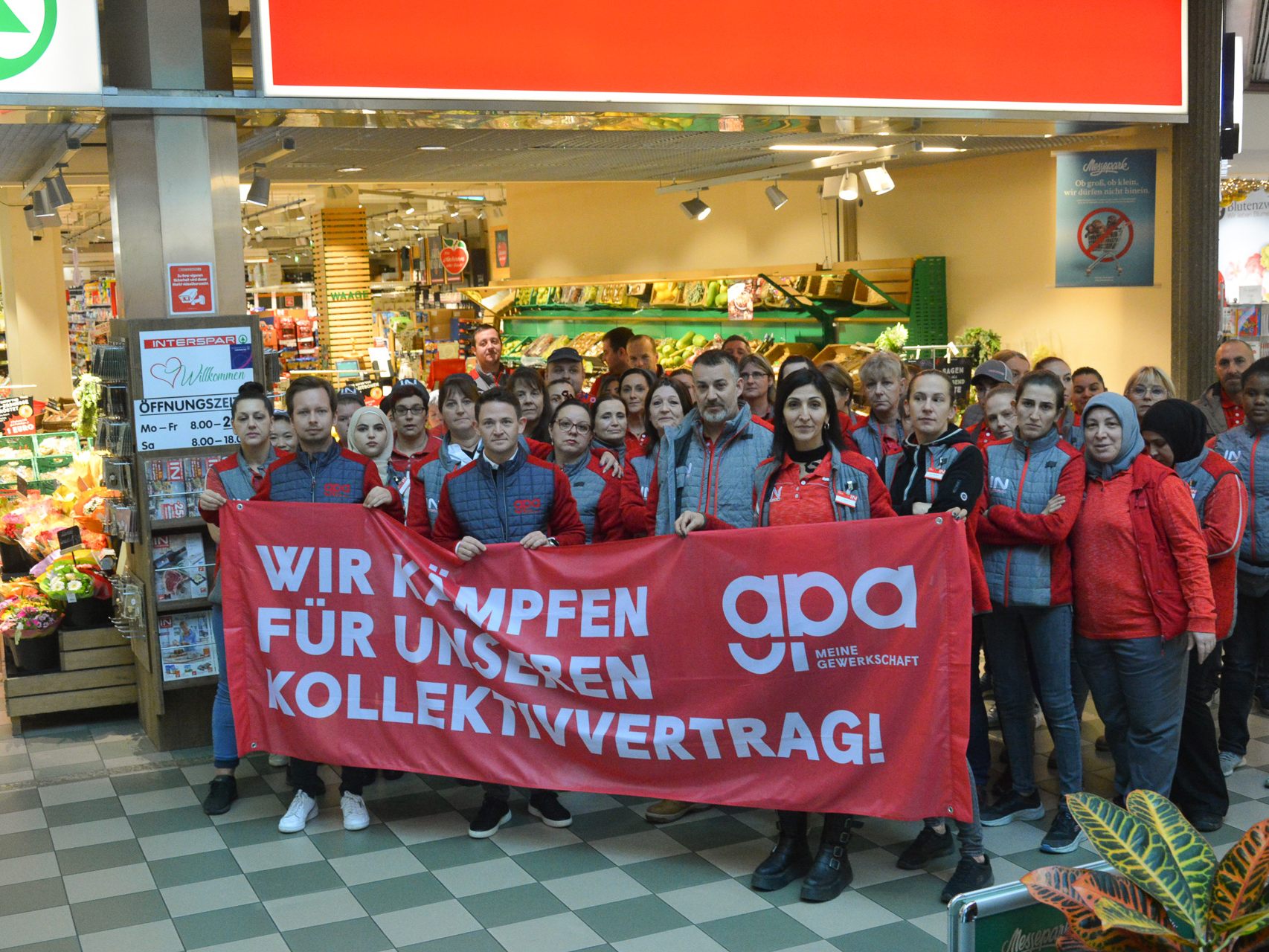 Am Freitagvormittag gab es eine Betriebsversammlung beim Interspar in Dornbirn. Für eine Stunde legten die meisten Mitarbeitenden ihre Arbeit nieder. Der Betrieb wurde eingeschränkt aurechterhalten.
