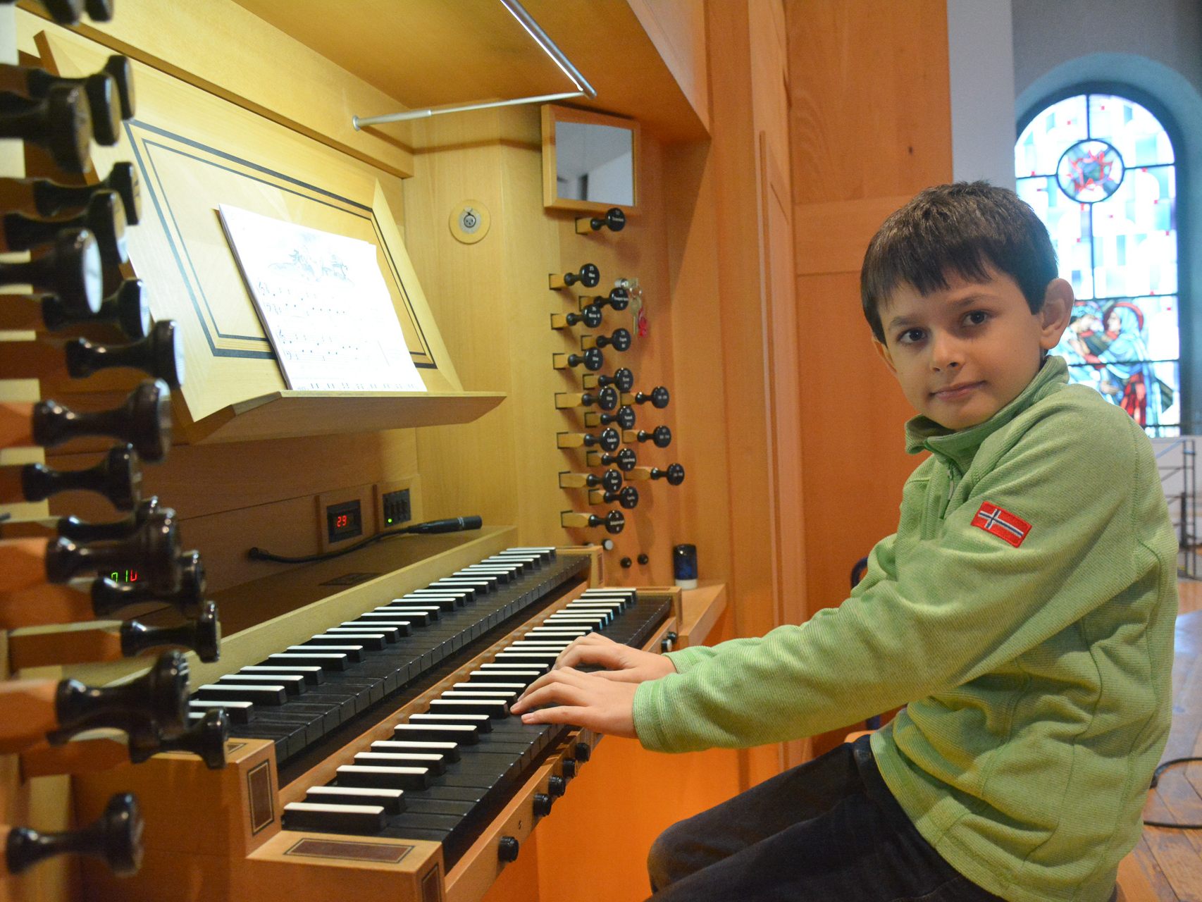 Konstantin Wörndl (9) hat Orgelunterricht an der Rheintalischen Musikschule und kann bereits erste Stücke auf dem größten Instrument spielen. Konstantin Wörndl (9) hat Orgelunterricht an der Rheintalischen Musikschule und kann bereits erste Stücke auf dem größten Instrument spielen.
