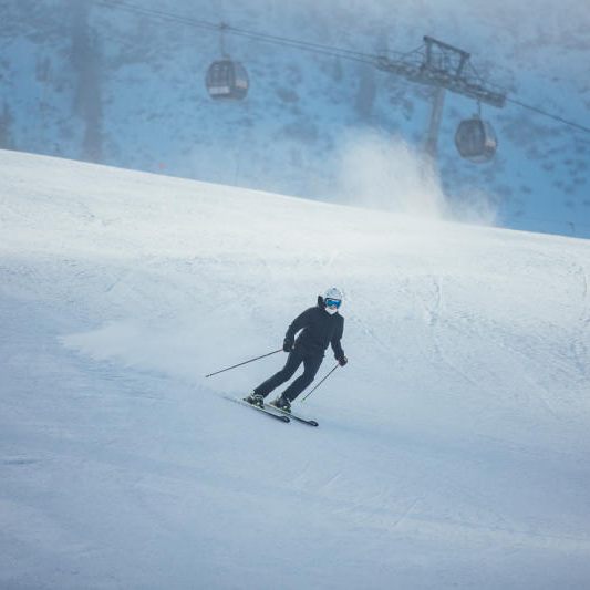 Das Angebot reicht von familienfreundlichen Abfahrten über Speedstrecken bis hin zu anspruchsvollen Steilhängen.