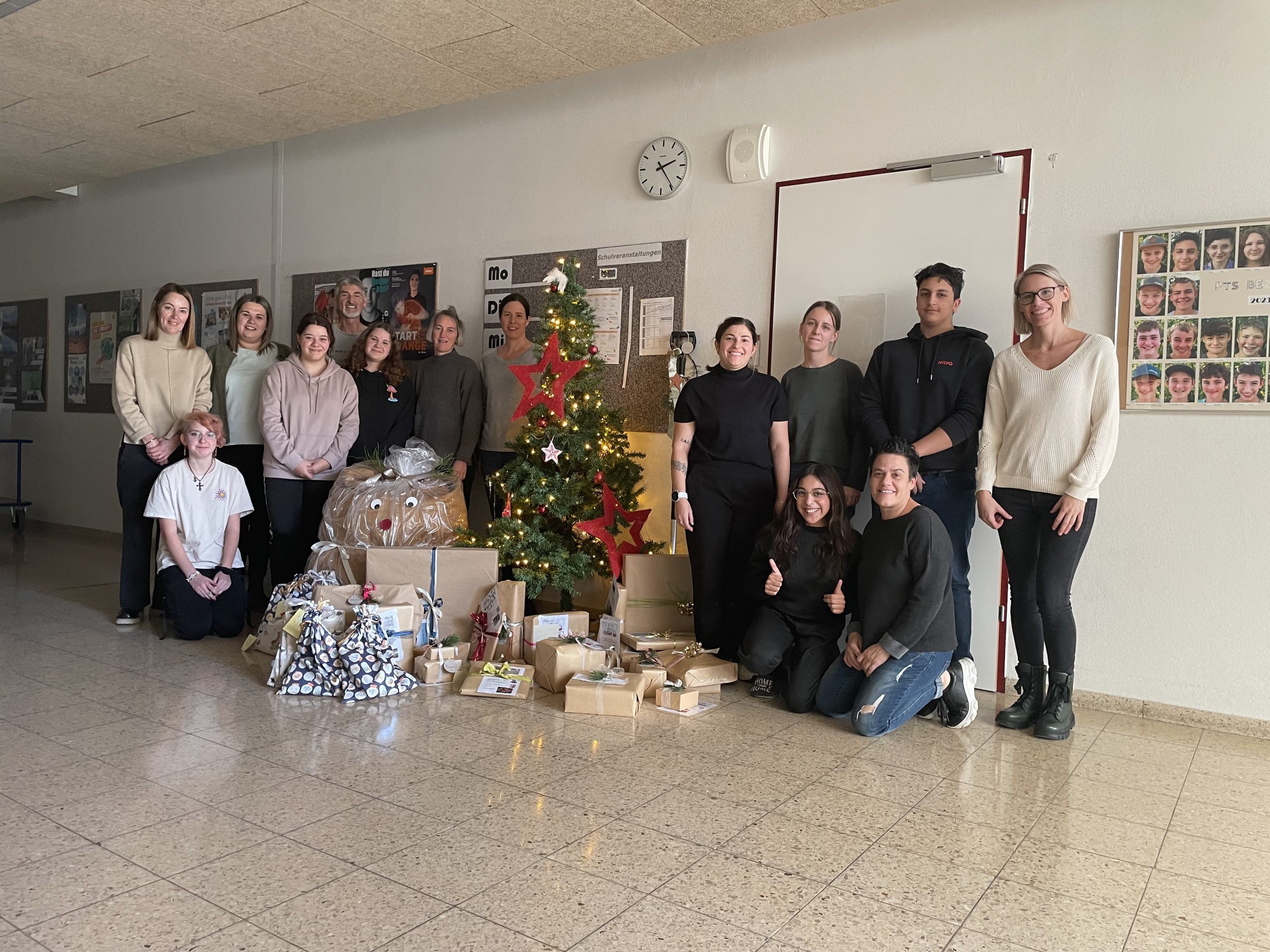 Die SchülerInnen der PTS Bezau mit dem Team von Hand in Hand Die SchülerInnen der PTS Bezau mit dem Team von Hand in Hand