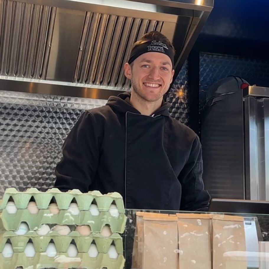 Patrik aus Bregenz macht sich mit einem Foodtrailer selbstständig.