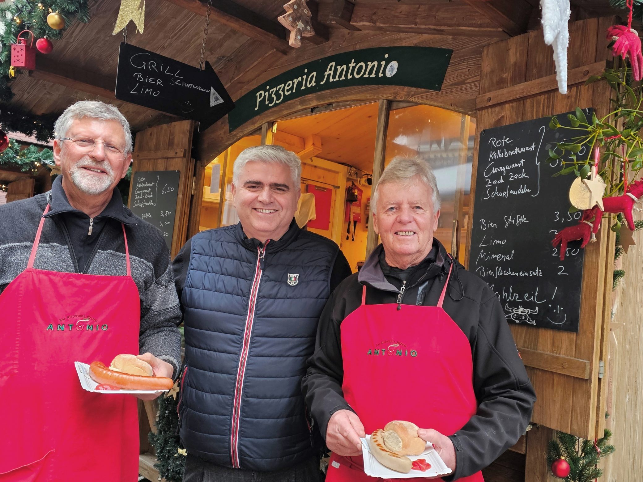 Richter im Ruhestand und Bludenzer Alt-Bürgermeister Dr. Othmar Kraft (li) sowie der ehemalige Marktkommissär Karlheinz Martin (re) stellen sich drei Tage lang in den Dienst der guten Sache und grillen bei "Antonio" (mi) für die Hilfsorganisation Stunde des Herzens. Richter im Ruhestand und Bludenzer Alt-Bürgermeister Dr. Othmar Kraft (li) sowie der ehemalige Marktkommissär Karlheinz Martin (re) stellen sich drei Tage lang in den Dienst der guten Sache und grillen bei "Antonio" (mi) für die Hilfsorganisation Stunde des Herzens.