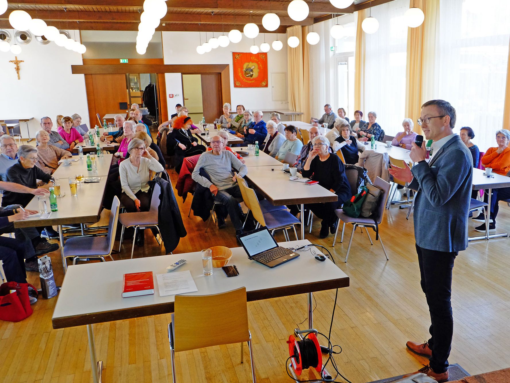 Der Vortrag von Dr. Dür stieß auf großes Interesse bei den Mitgliedern von VORARLBERG 50plus Der Vortrag von Dr. Dür stieß auf großes Interesse bei den Mitgliedern von VORARLBERG 50plus