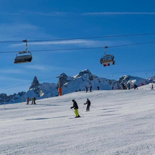 Das Skigebiet wird als anfängertauglich und überschaubar beschrieben, mit breiten, abwechslungsreichen Abfahrten und einem Trainingsgelände.