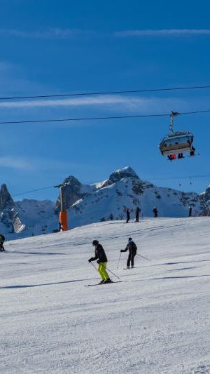 Das Skigebiet wird als anfängertauglich und überschaubar beschrieben, mit breiten, abwechslungsreichen Abfahrten und einem Trainingsgelände.