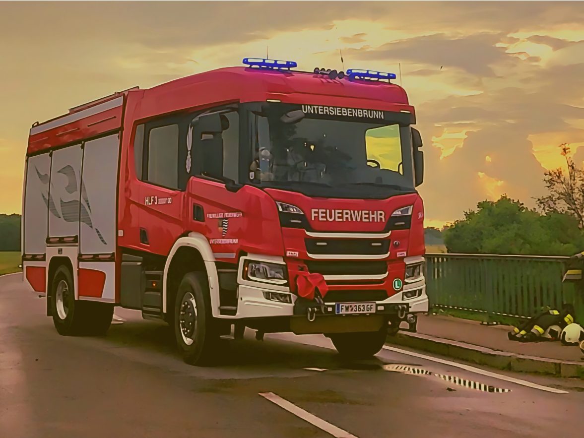 Die Freiwillige Feuerwehr Untersiebenbrunn an der Unfallstelle.