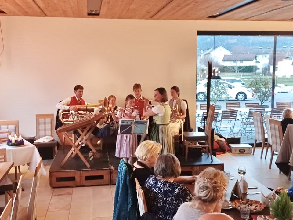 PVÖ Adventsfeier mit der Hausmusik Bär PVÖ Adventsfeier mit der Hausmusik Bär