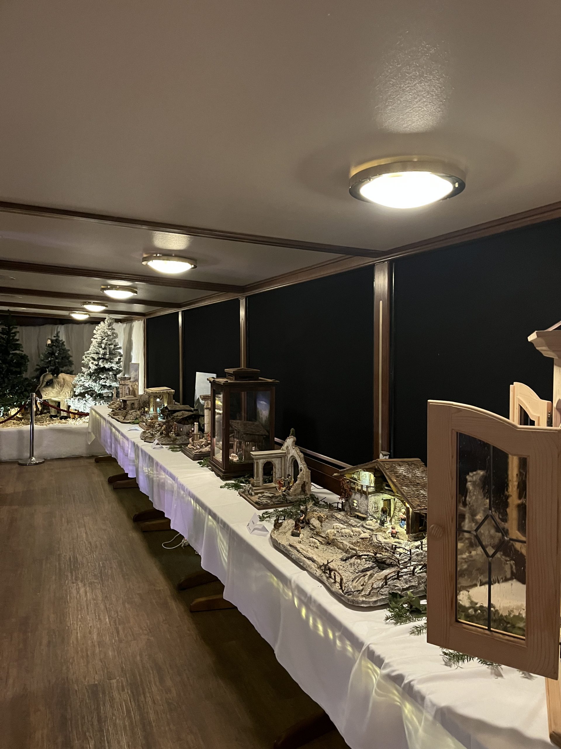 Weihnachtliche Krippenausstellung auf dem Schiff