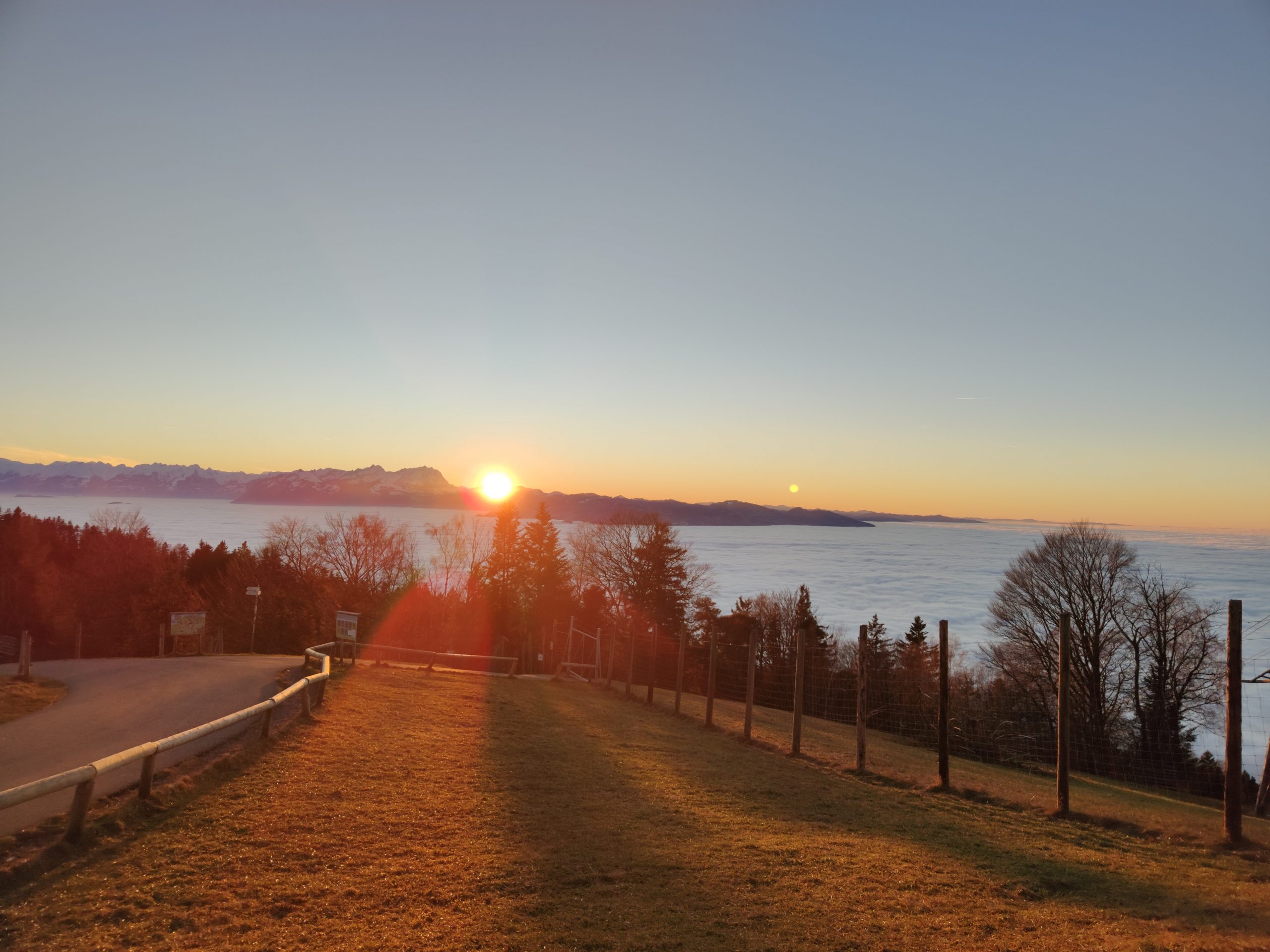 Um etwa 16:15 Uhr verschwand die Sonne hinter den Bergen.