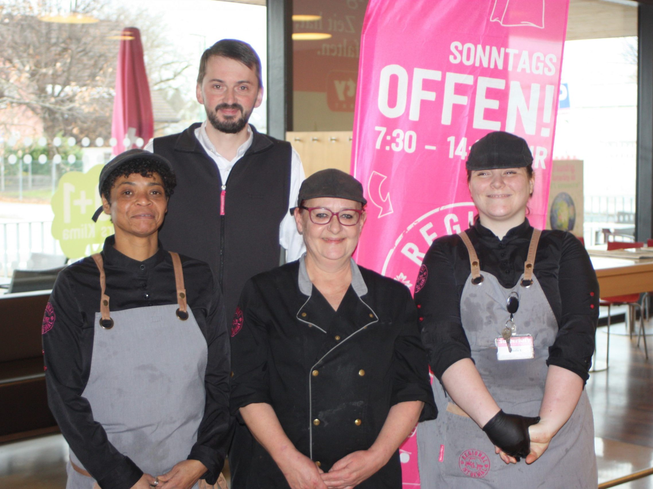 Lilly Okanovic (Mitte) mit Ländlemarkt Rankweil Stiegstraße Chef Benjamin Lecher ist seit zwei Jahren Küchenchefin. Lilly Okanovic (Mitte) mit Ländlemarkt Rankweil Stiegstraße Chef Benjamin Lecher ist seit zwei Jahren Küchenchefin.