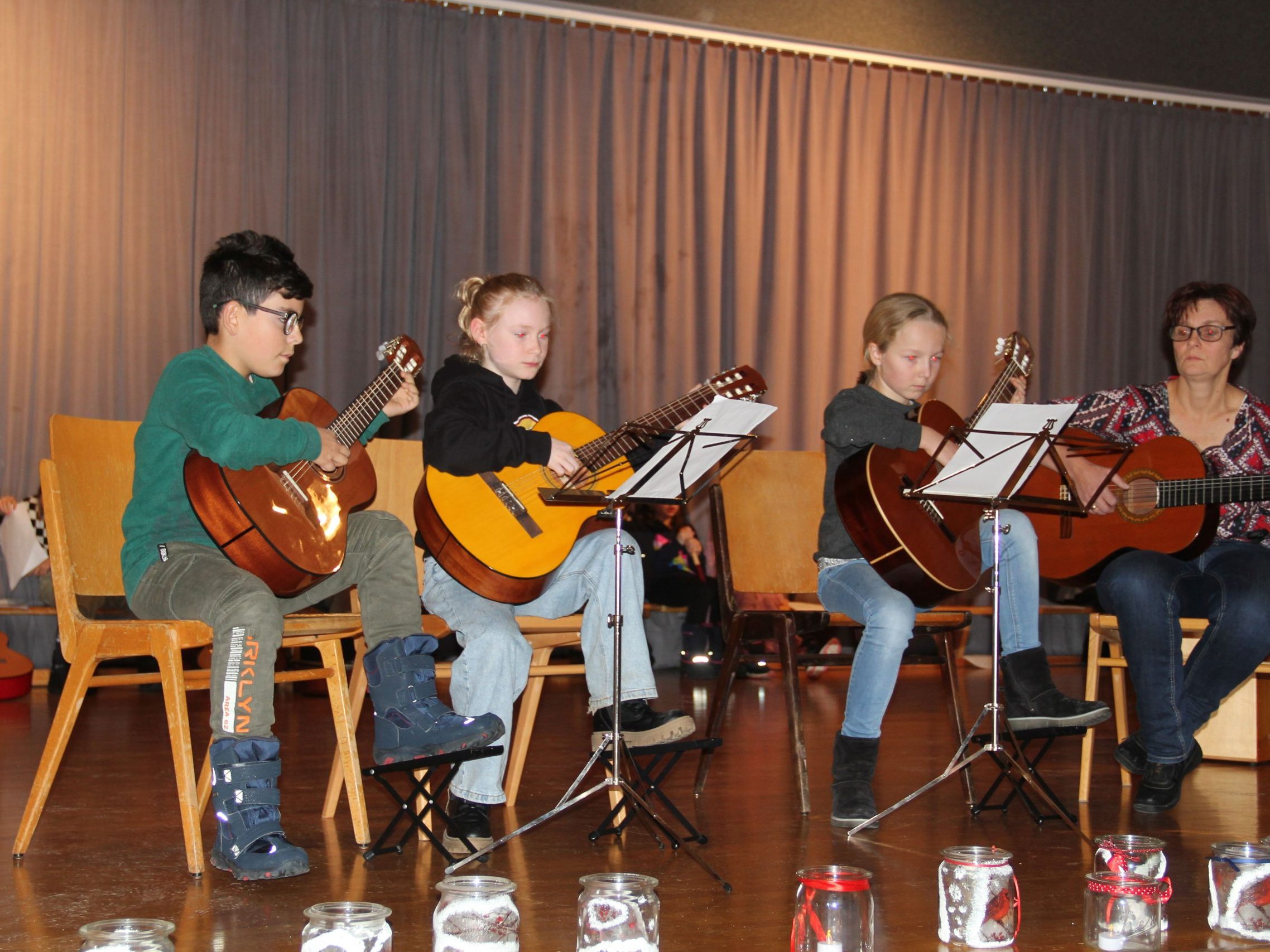 Das Musikschulkonzert brachte weihnachtliche Klänge in den Turnsaal der Mittelschule Innermontafon