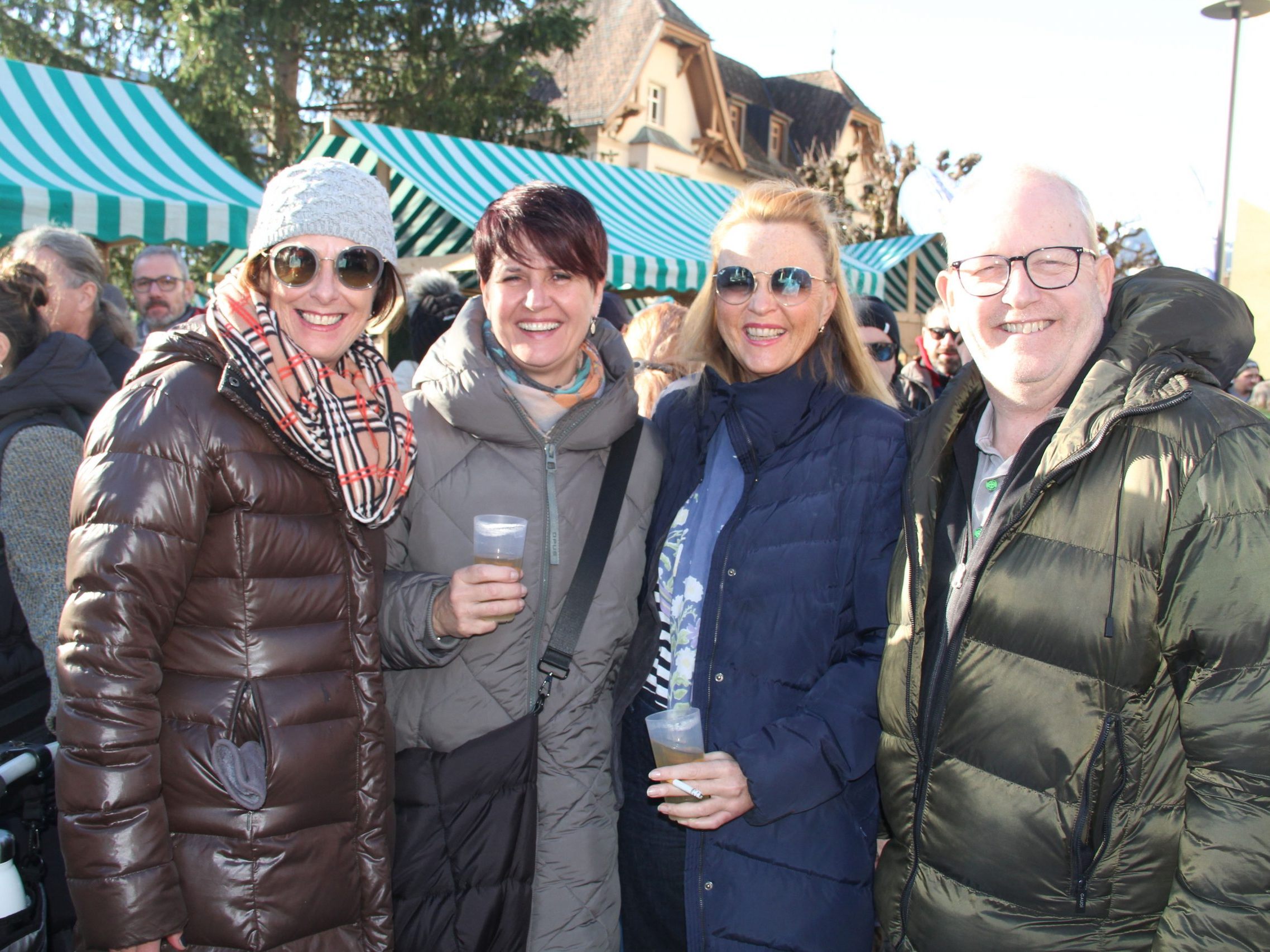Angela Vonier, Daniela Höller, Andrea Singer und Martin Walser genossen das Flair des Schrunser Marktes. Angela Vonier, Daniela Höller, Andrea Singer und Martin Walser genossen das Flair des Schrunser Marktes.