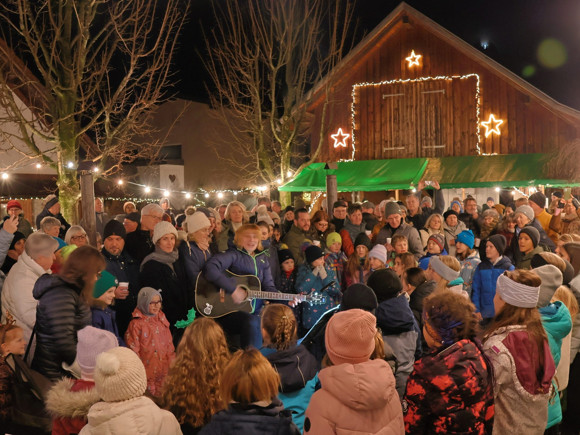 Vera Prantl-Stock mit dem Schülerchor Bregenz-Weidach Vera Prantl-Stock mit dem Schülerchor Bregenz-Weidach